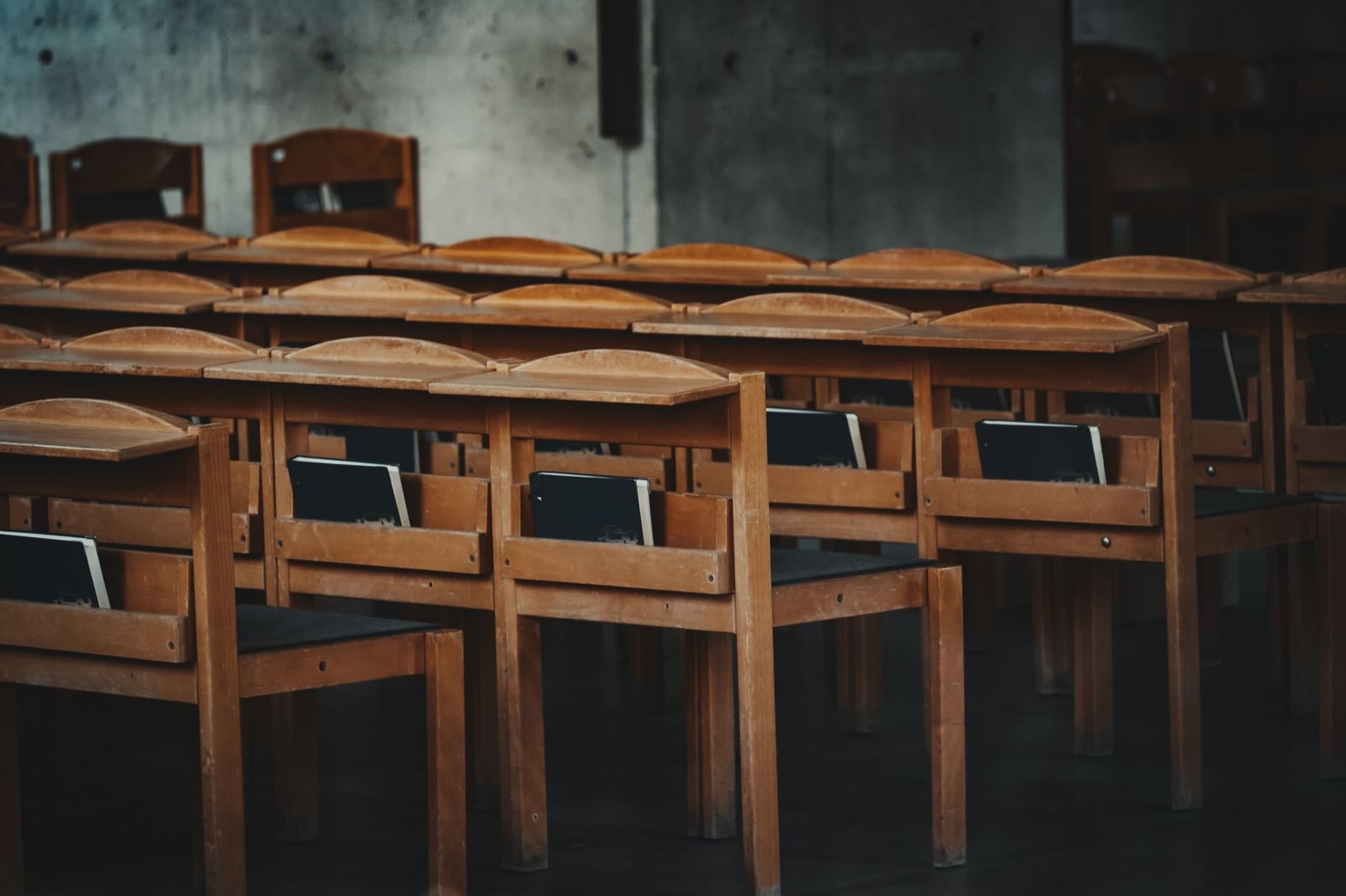 Filas de sillas de madera vintage en un ambiente de aula en Viena, Austria.