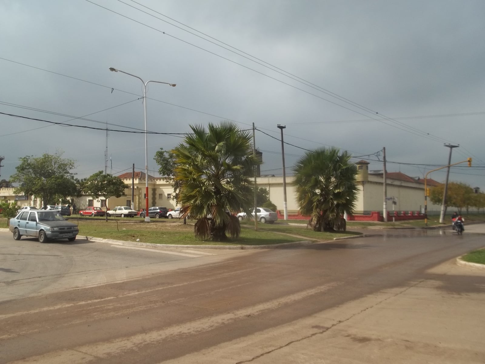Vista de la Unidad Penitenciaria Federal 7 desde la intersección de las avenidas Las Heras y Édison.