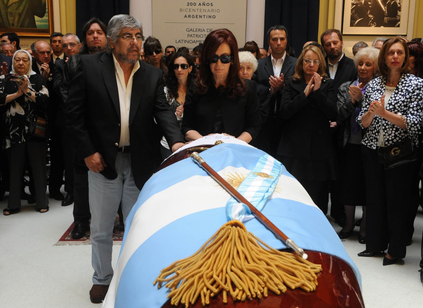 La presidenta Cristina Fernández y el secretario general de la CGT, Hugo Moyano, junto al féretro de Néstor Kirchner, en el Salón de los Patriotas Latinoamericanos del Bicentenario de Casa Rosada