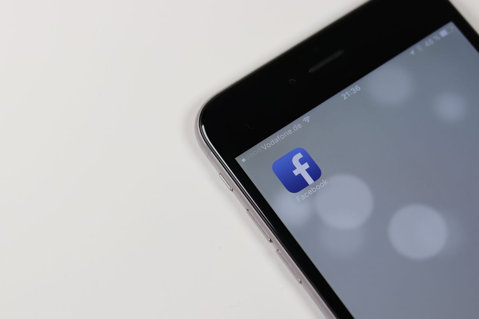 iPhone mostrando el ícono de la aplicación de Facebook con fondo desenfocado, enfatizando la conectividad en redes sociales.