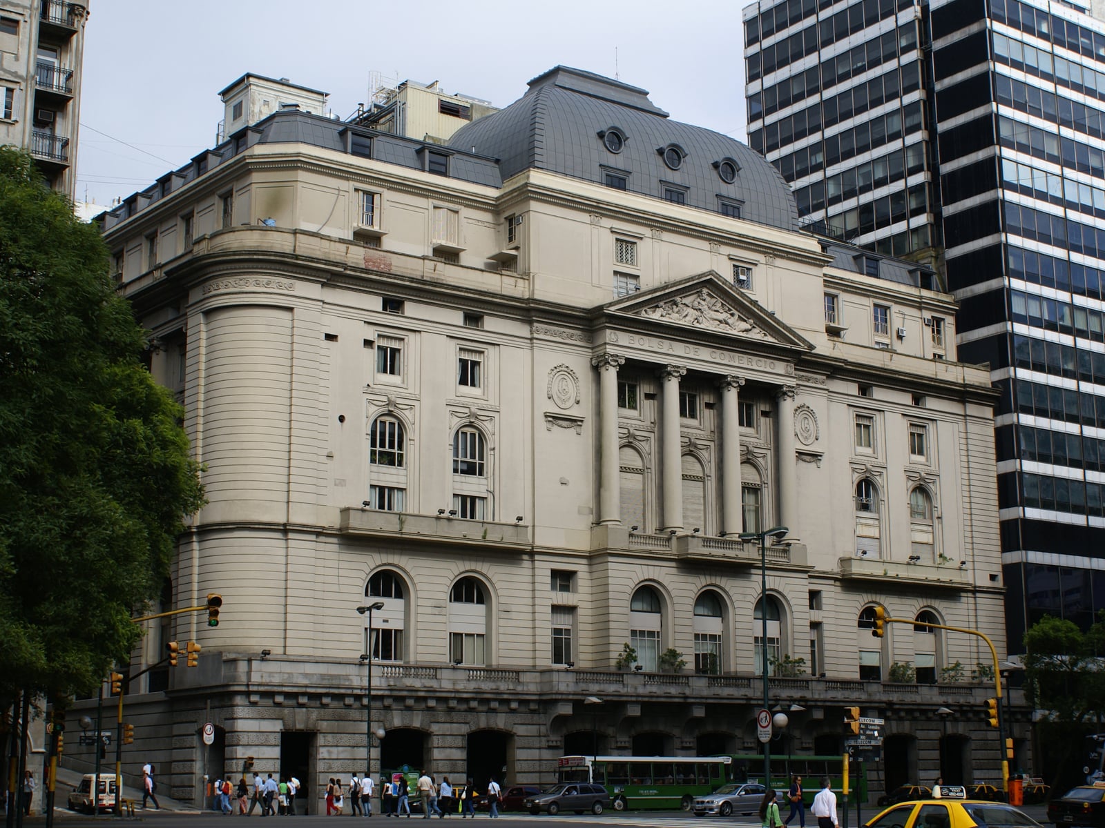 Edificio de la Bolsa de Comercio de Buenos Aires. Fachada que da a la calle Leandro N. Alem.