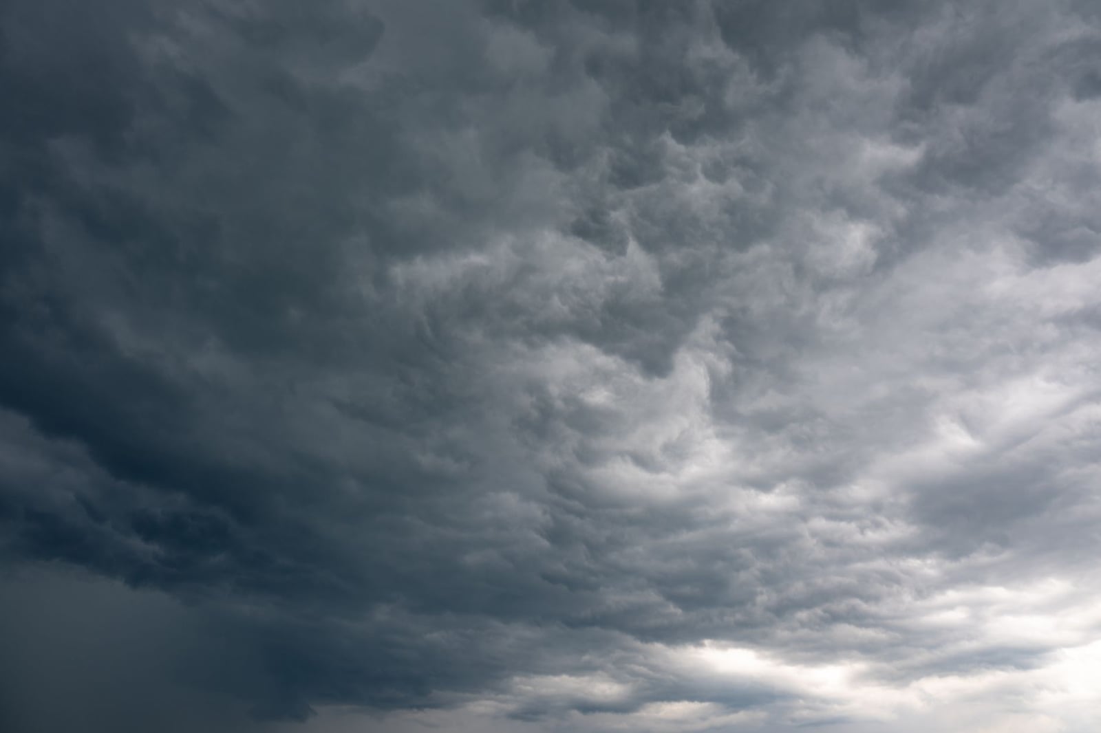 Nubes oscuras y sombrías formándose sobre Garešnica, Croacia, creando una escena de cielo dramática.