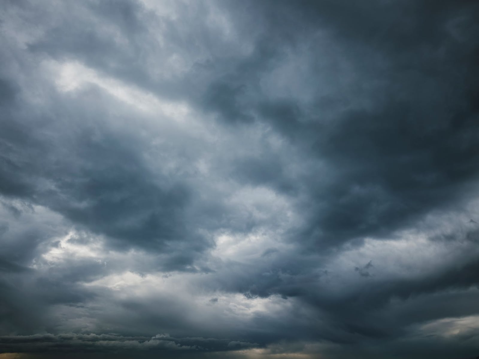Un cielo sombrío con densas nubes de tormenta, que captura la esencia de una tormenta que se aproxima.