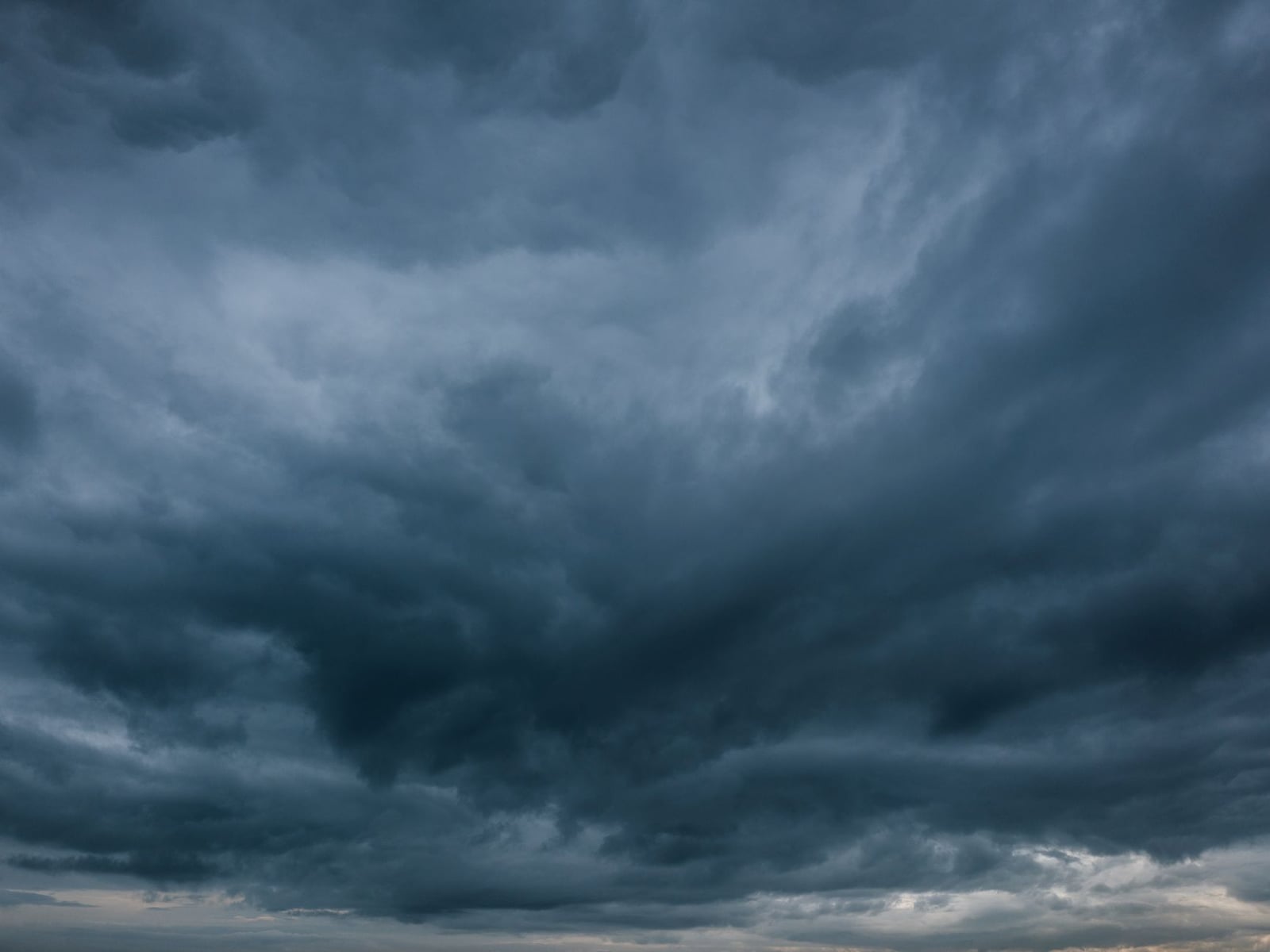 Paisaje nublado sombrío y dramático que captura un cielo tormentoso con nubes amenazantes.