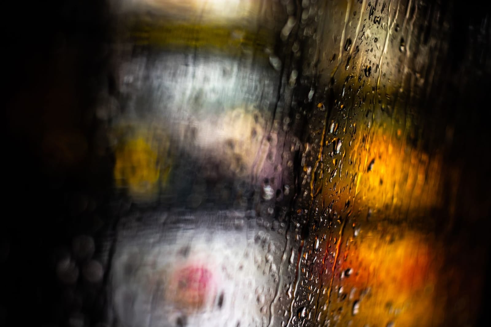 Calle de ciudad bajo la lluvia