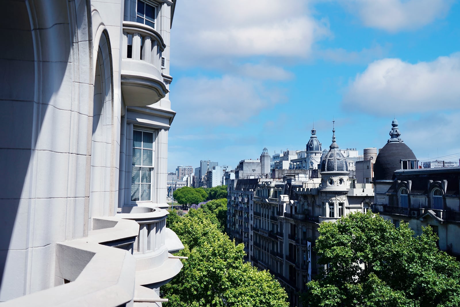 Vista de la arquitectura histórica y del horizonte en Buenos Aires, Argentina, en un día soleado.