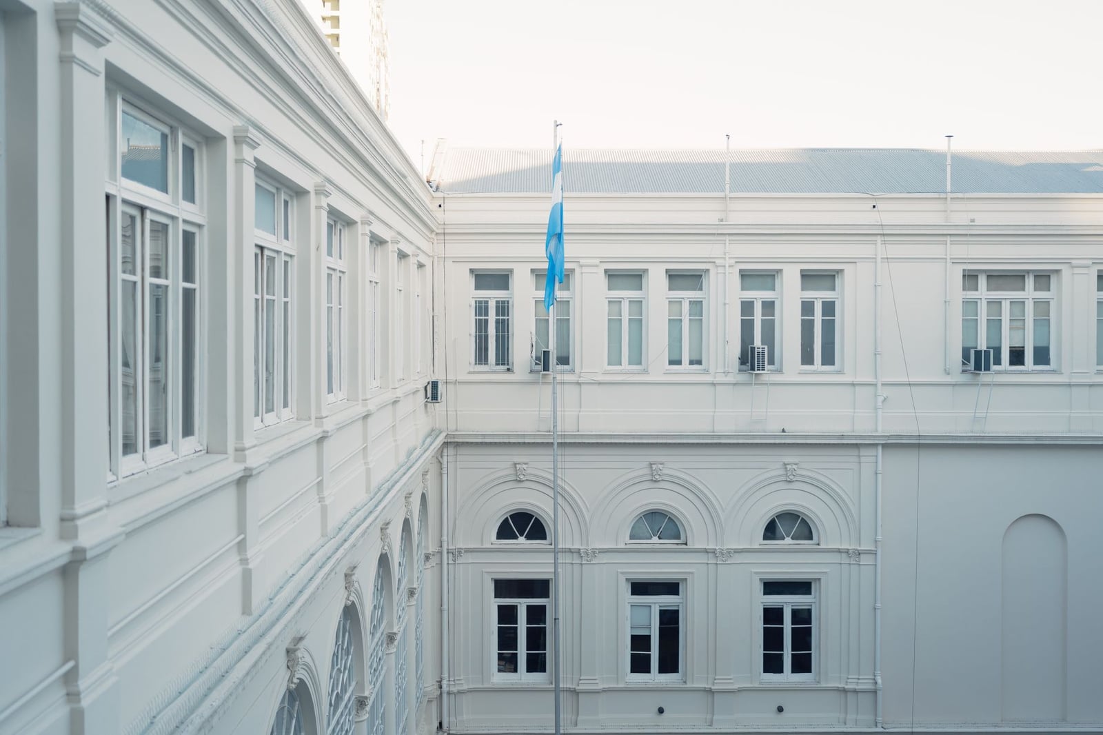 Arquitectura clásica elegante adornada con la bandera argentina en Buenos Aires.