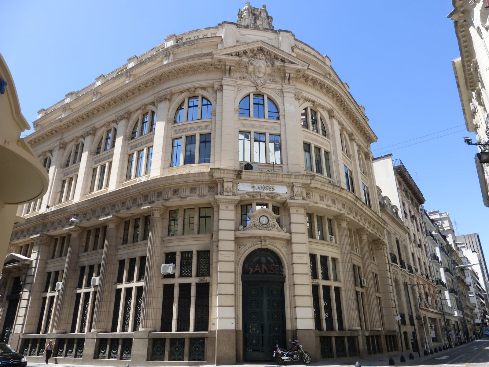 ANSES (social security agency) offices on Tucumán and San Martín streets, in the San Nicolás ward of Buenos Aires. Designed by Enrique Chanourdié (1864-1957), it was built in 1928 for the National Rai