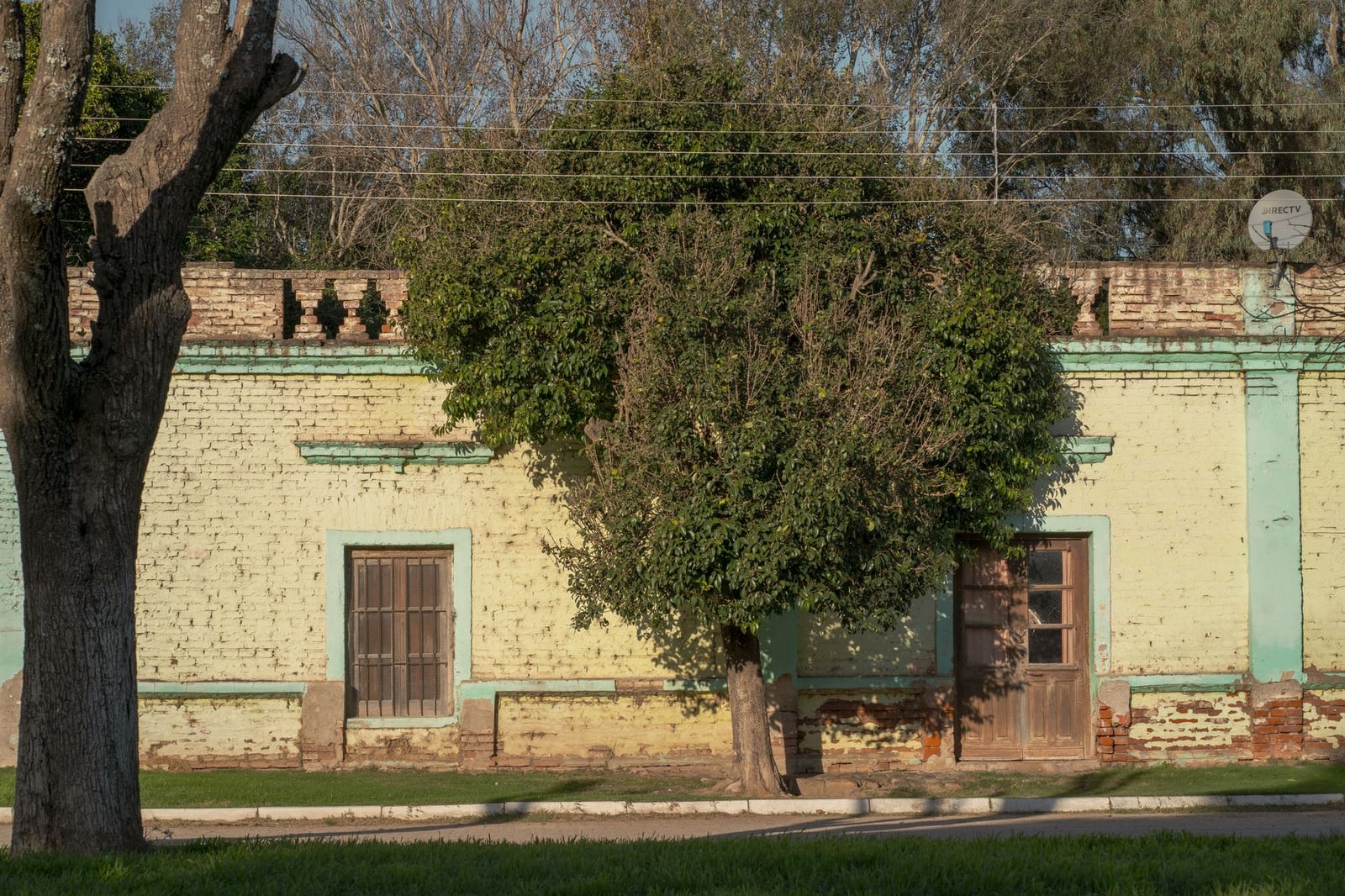 Una casa rural rústica con ladrillos a la vista y árboles en Punta del Agua, Córdoba, Argentina.