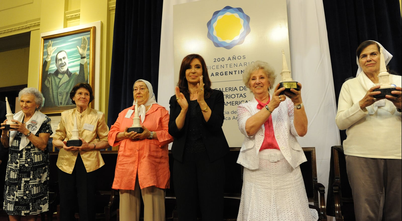 Presidente argentina Cristina Fernández entrega Premio Extraordinario Bicentenario de la Revolución de Mayo a los Derechos Humanos a Madres y Abuelas de detenidos desaparecidos por la última dictadura