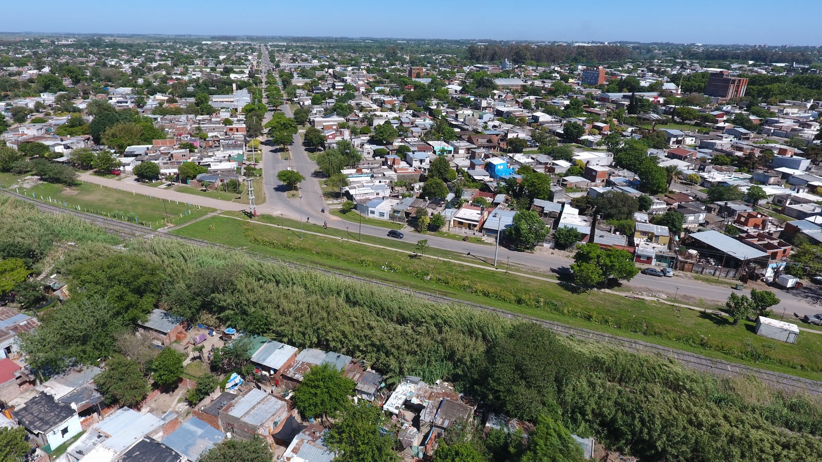 Intersección Av. Soldado Aguirre con calle sarmiento y vías del ferrocarril