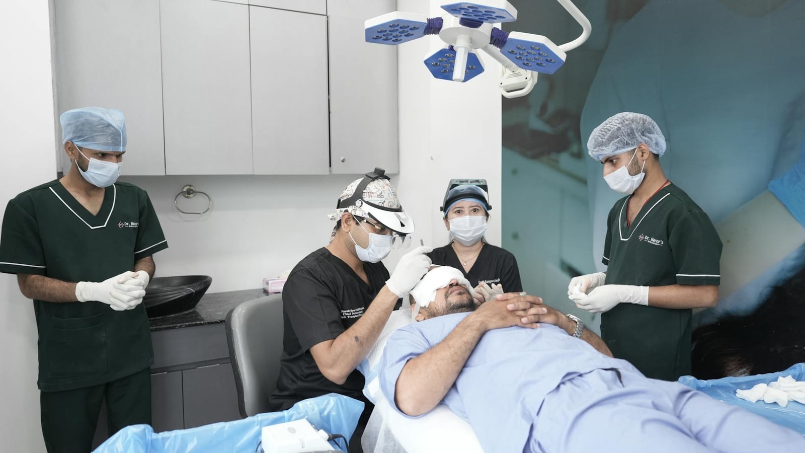 Profesionales médicos realizando un trasplante de cabello en un entorno clínico.