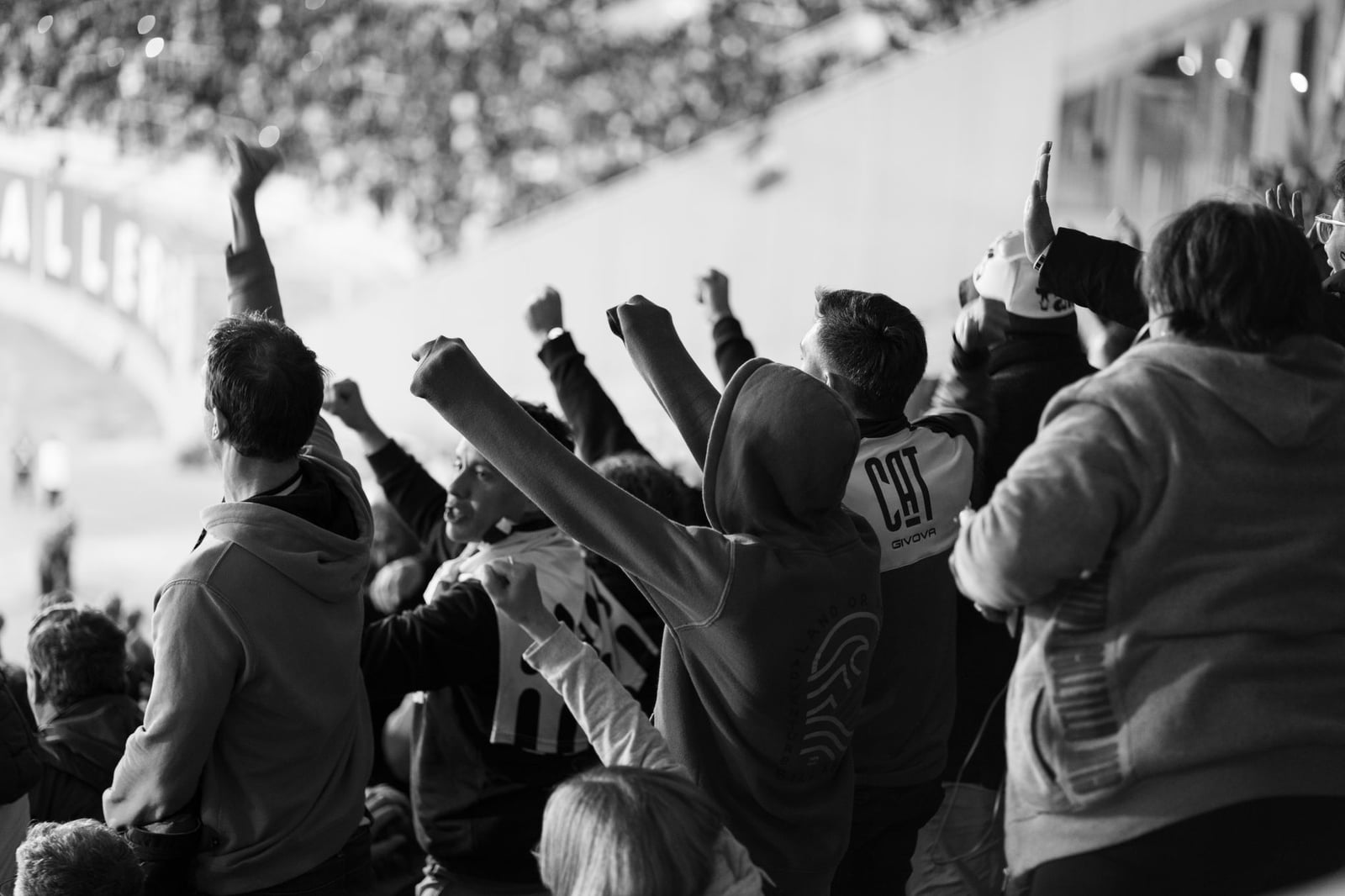 Una multitud de aficionados al fútbol entusiastas animando dentro de un estadio en Córdoba, Argentina.