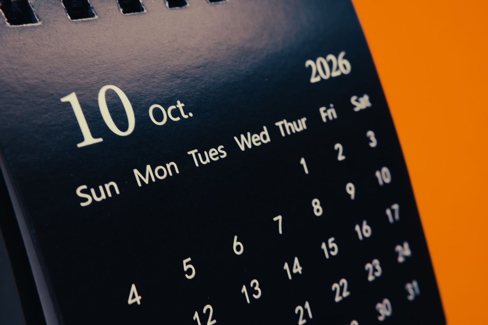 Vista detallada de una página del calendario que muestra octubre de 2026, con especial atención al 10 de octubre.