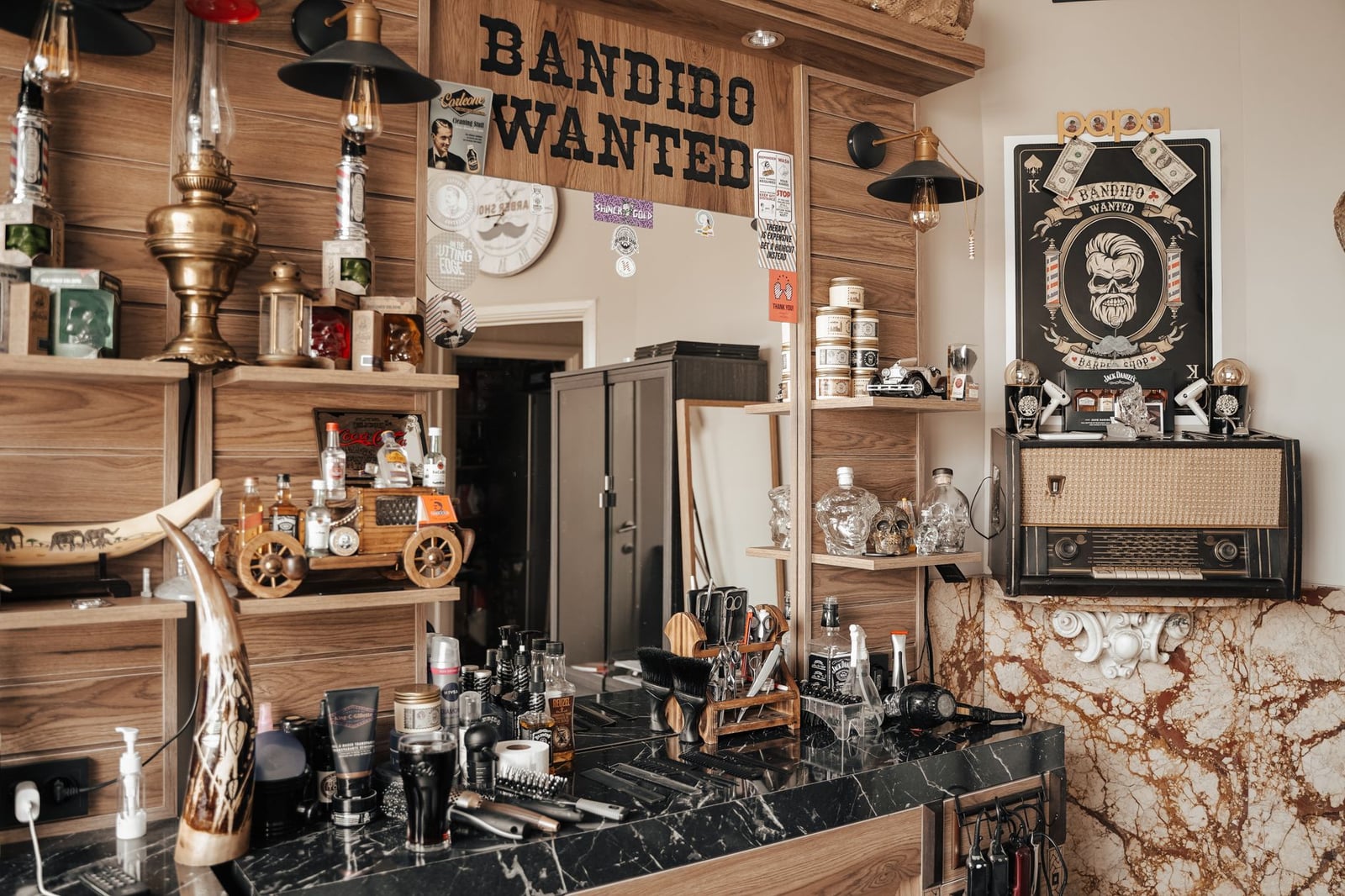 Explora el interior rústico y moderno de una barbería llena de elementos decorativos únicos y herramientas clásicas de barbero.