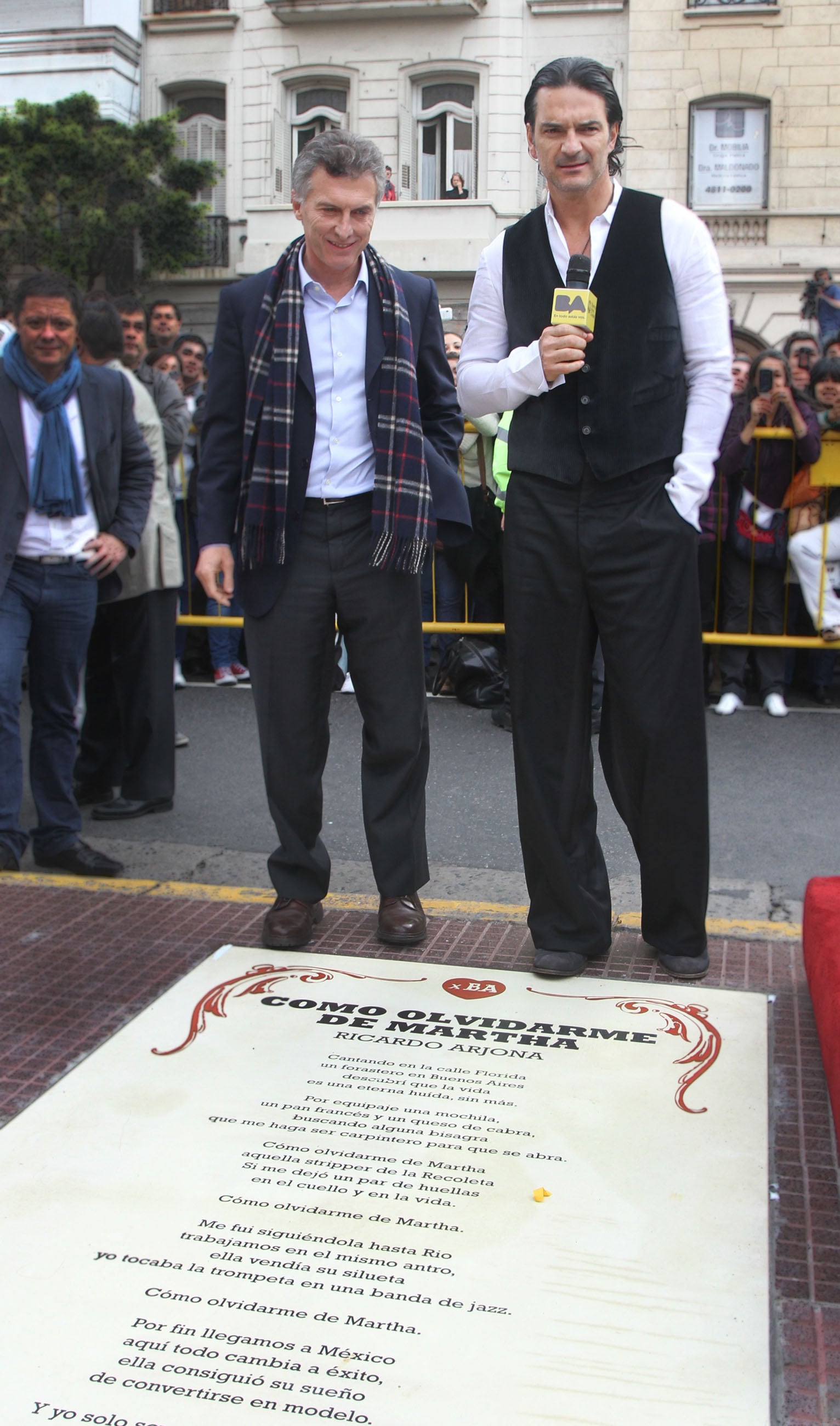 Spanish: Buenos Aires. Mayo 14 de 2012. El jefe de Gobierno porteño, Mauricio Macri, inauguró hoy un baldosón recordatorio en homenaje al compositor y cantante guatemalteco Ricardo Arjona, ubicado en 