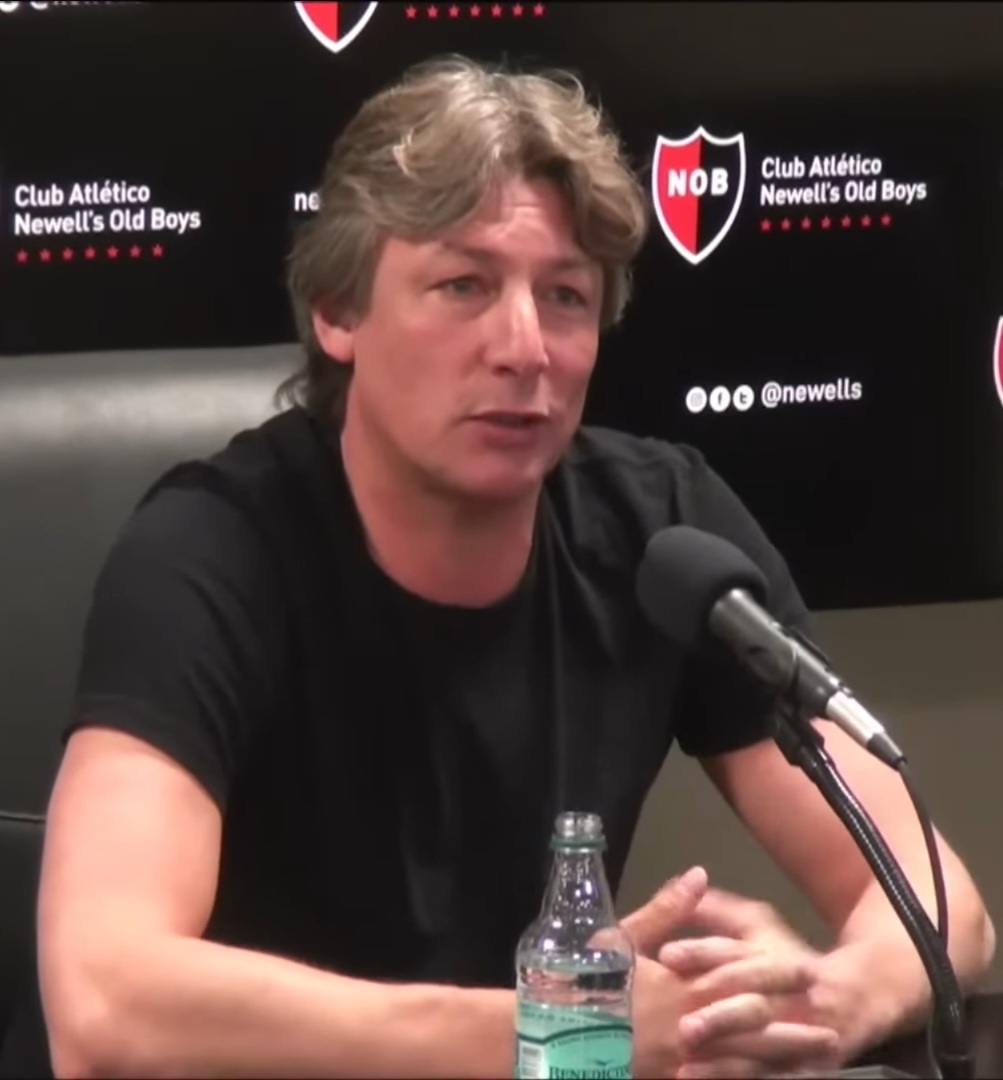 Gabriel Heinze en conferencia de prensa como entrenador de Newell's Old Boys en 2022.