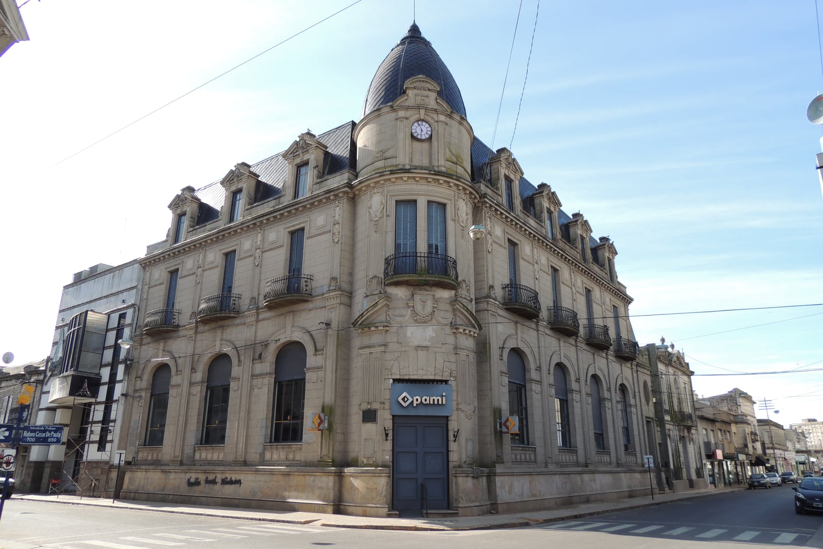 Agencia del PAMI. San Martín 500, Azul, Buenos Aires, Argentina.