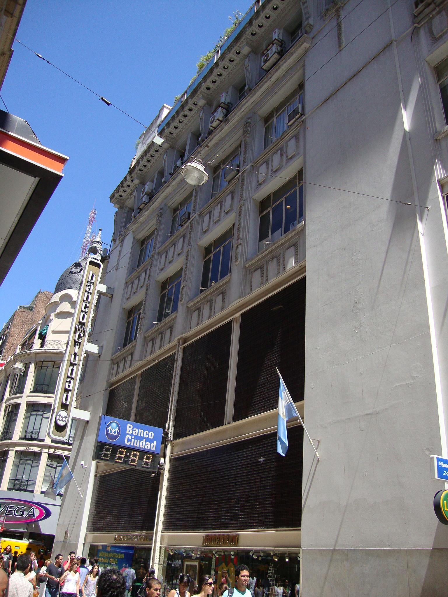 Vista desde la calle Florida de la casa matriz del Banco de la Ciudad de Buenos Aires, en la esquina de la calle Sarmiento.