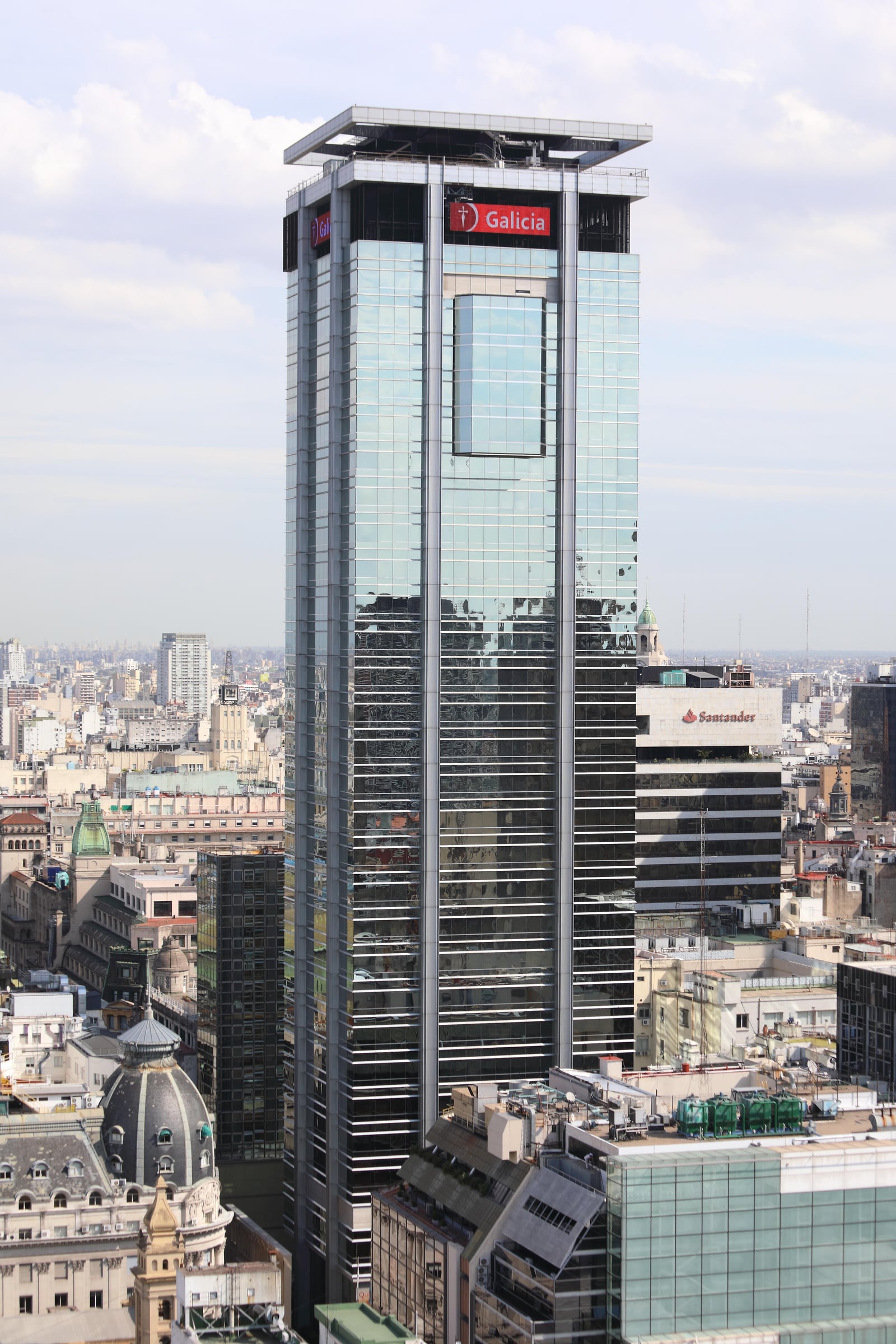 La Torre Galicia Central es un edificio de oficinas de estilo moderno, ubicado en el barrio de San Nicolás, en Buenos Aires, Argentina