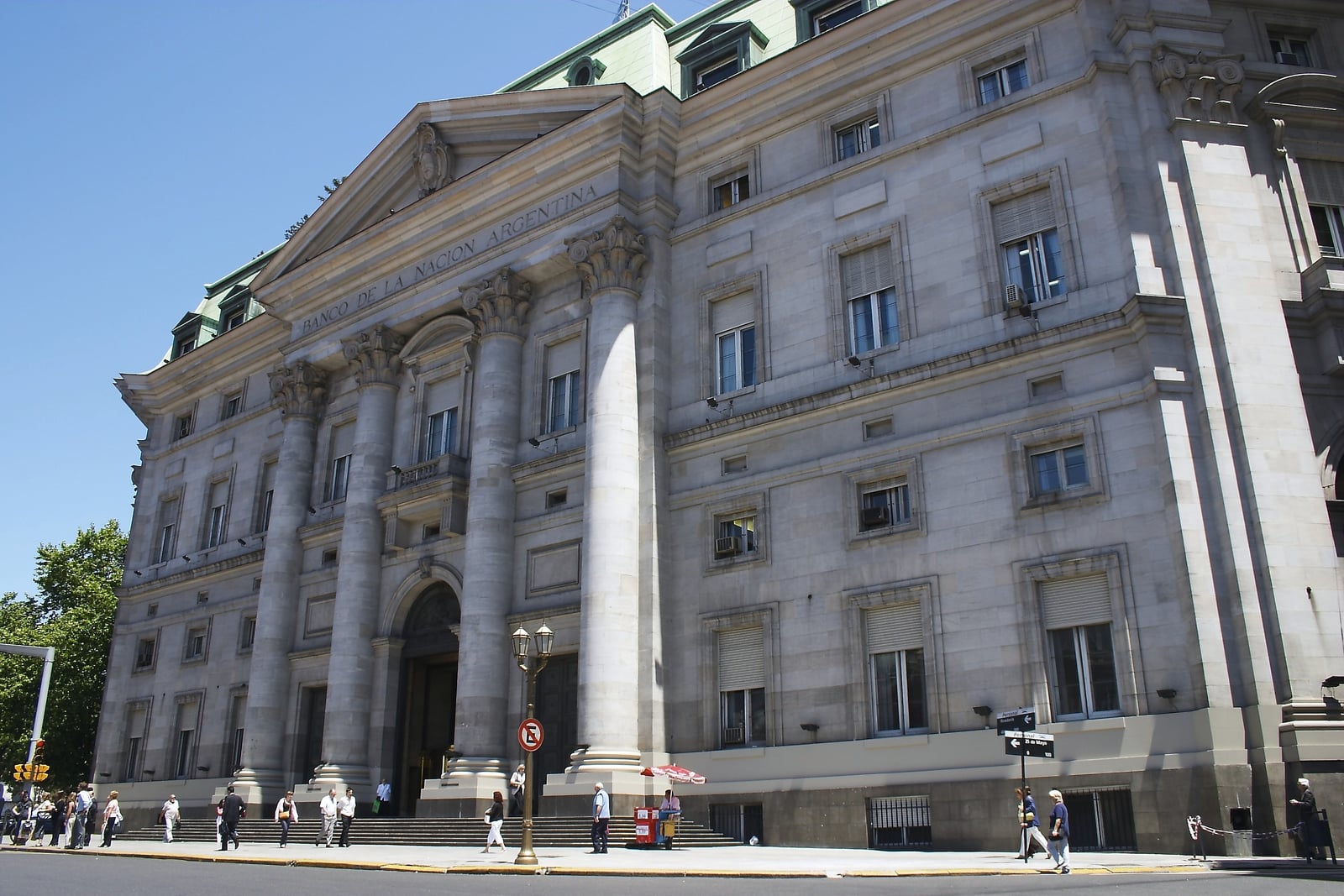 Banco de la Nación Argentina, Casa Central y Sucursal Plaza de Mayo, Buenos Aires, Argentina. Entre 1857 y 1888 funcionó en éste predio el Teatro Colón. Luego entre 1940 y 1955 se construyó este edifi