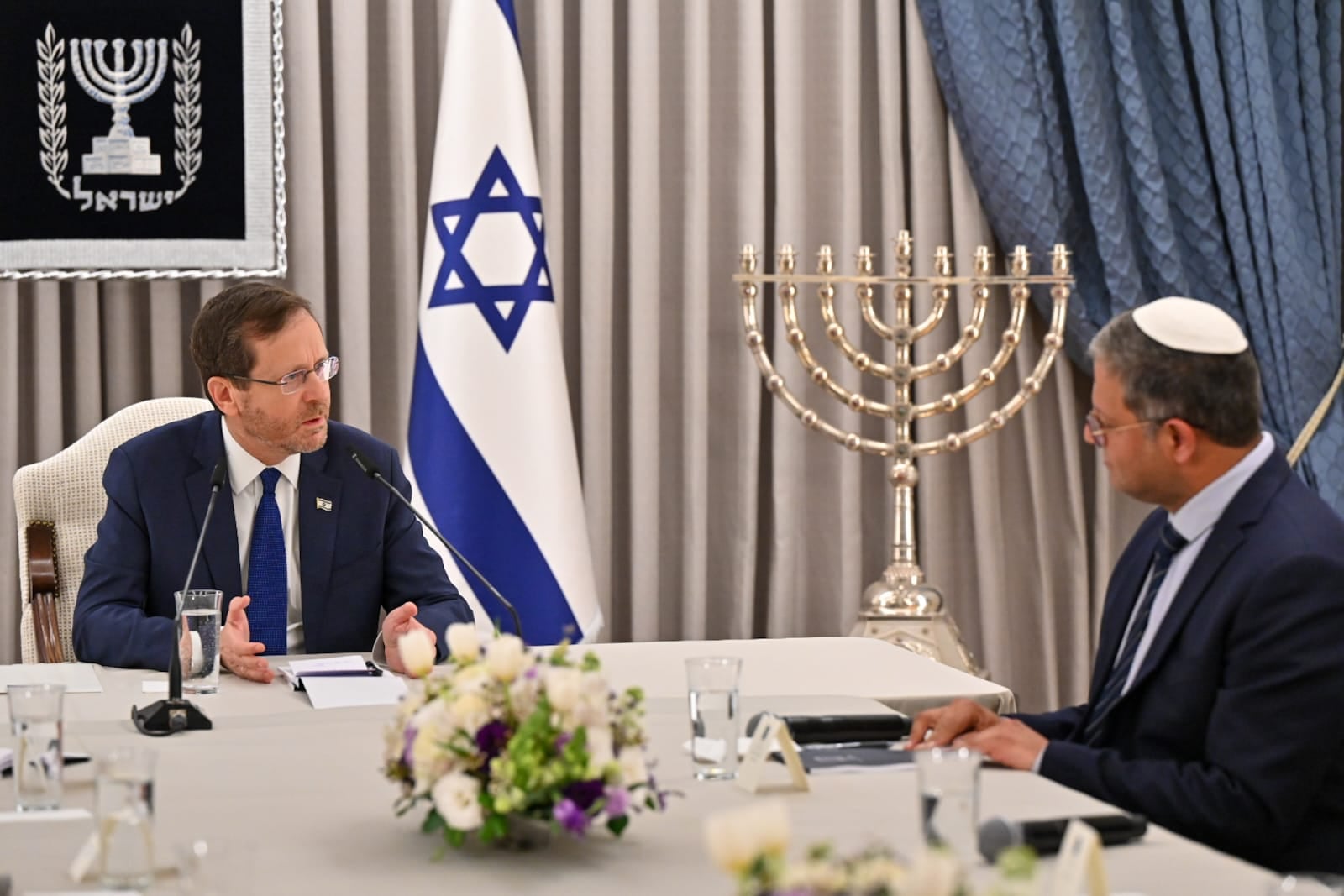 הבחירות לכנסת העשרים וחמש. נשיא המדינה יצחק הרצוג, מקבל את נציגי סיעת עוצמה יהודית. הסיעה המליצה על בנימין נתניהו להרכבת הממשלה בסבב ההתייעצויות בבית הנשיא. משלחת עוצמה יהודית לבית הנשיא כללה את ח"כ א