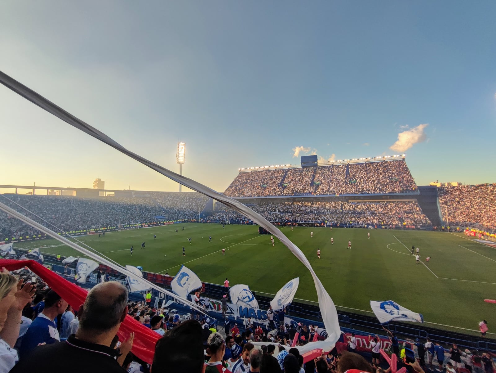 Vista del estadio José Amalfitani, desde la platea Bianchi Baja, durante un partido de Vélez Sarsfield en diciembre de 2024.
