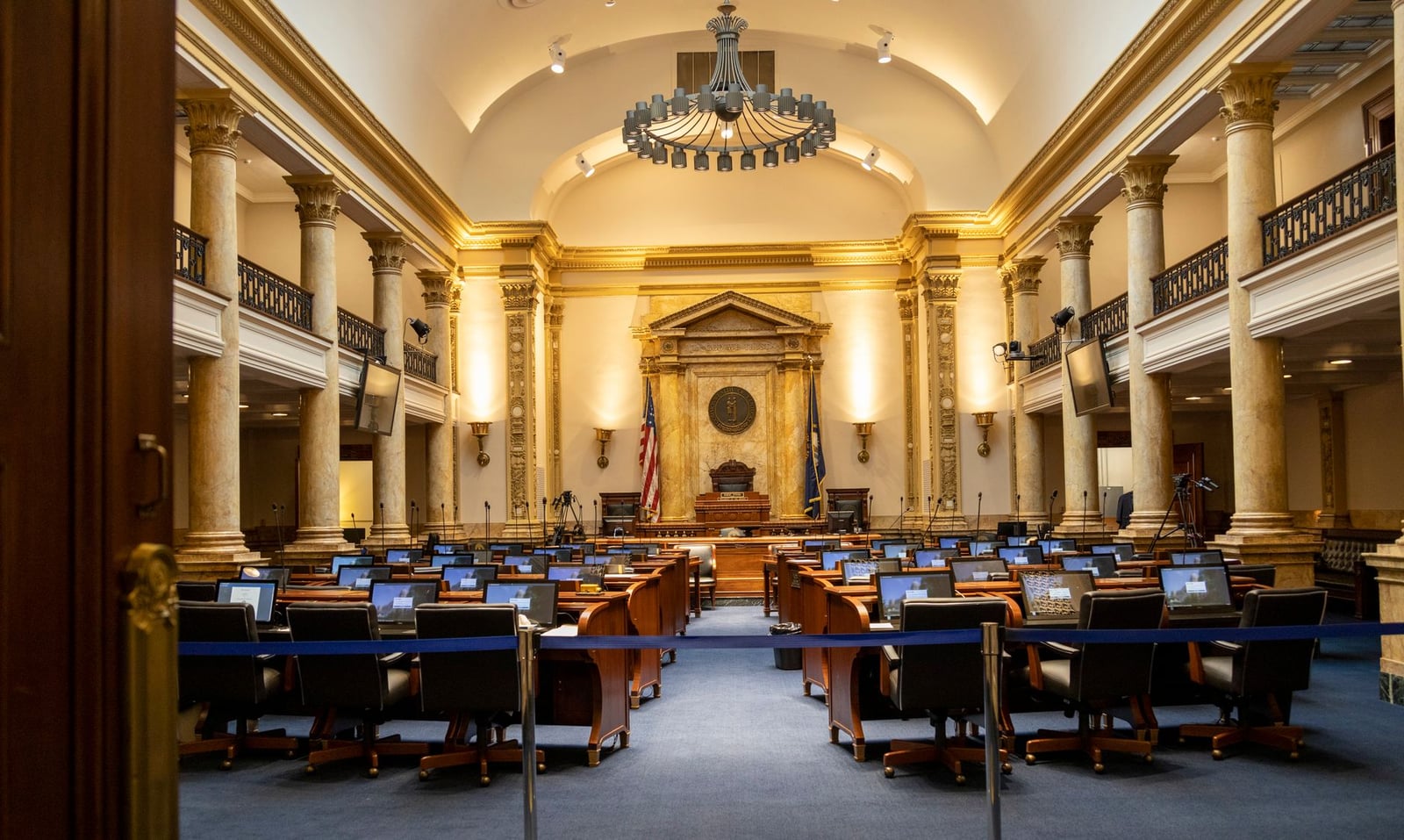 Una gran cámara gubernamental con columnas elegantes y asientos. Perfecto para temas de política o arquitectura.