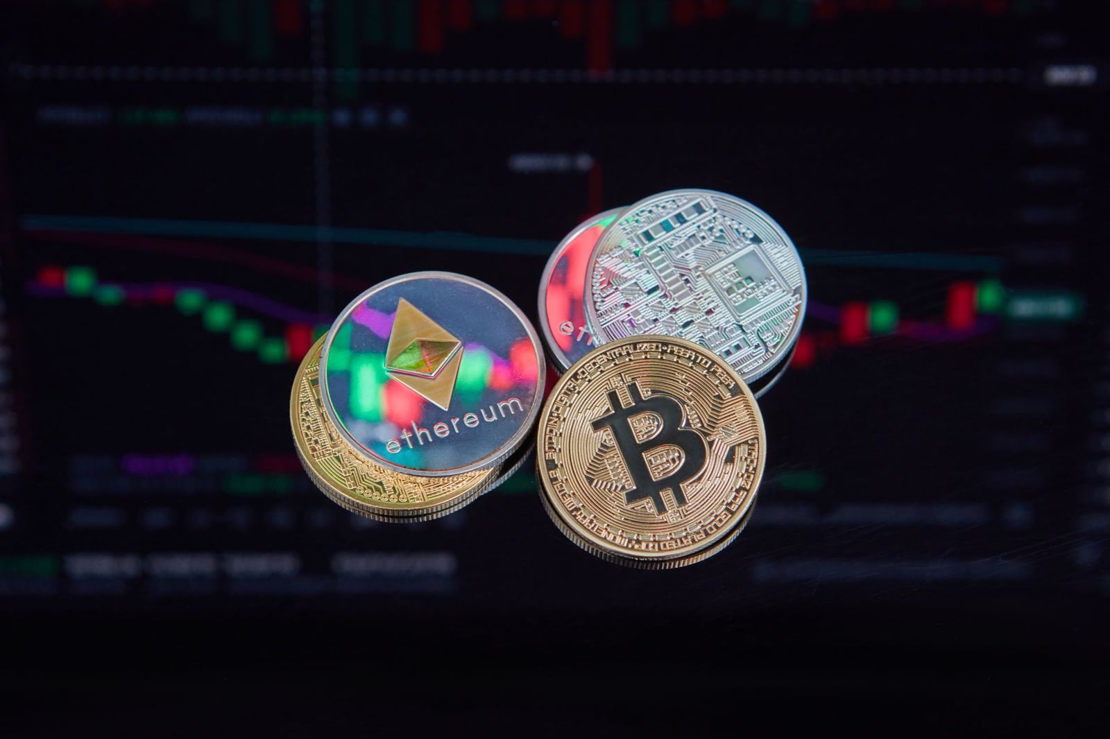 Monedas flotantes de Bitcoin y Ethereum con un gráfico de tendencia del mercado al fondo simbolizando finanzas digitales.