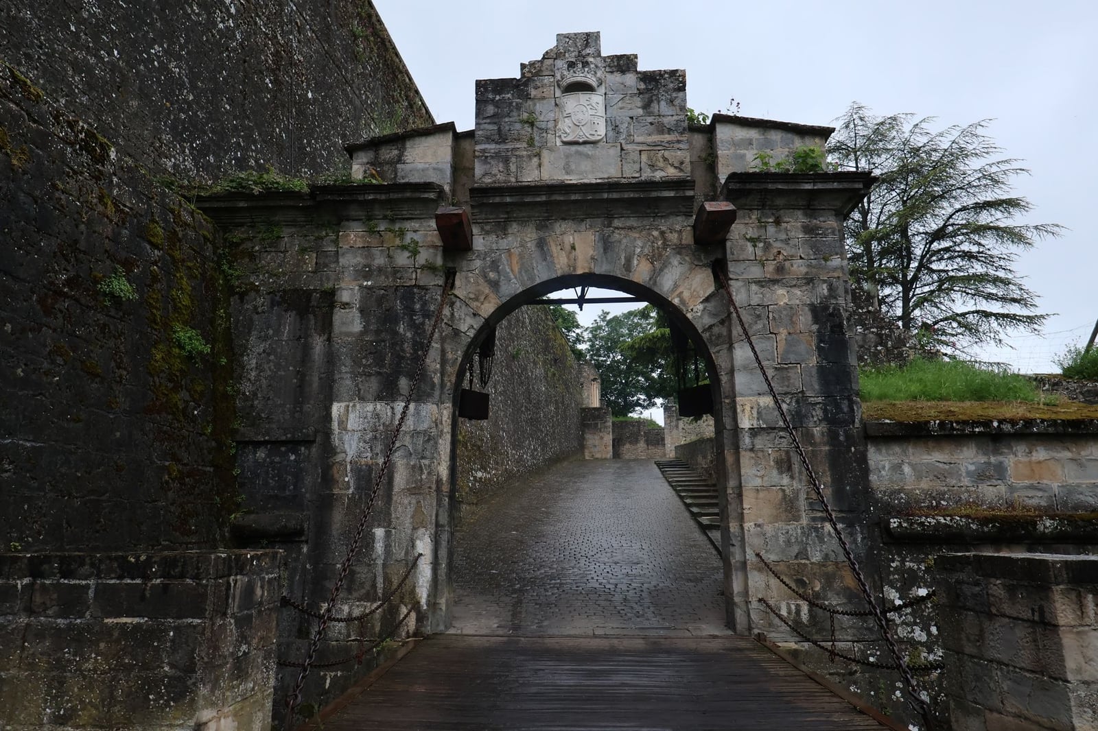 Antigua puerta de piedra en las Murallas de Pamplona, que revela una arquitectura medieval histórica.