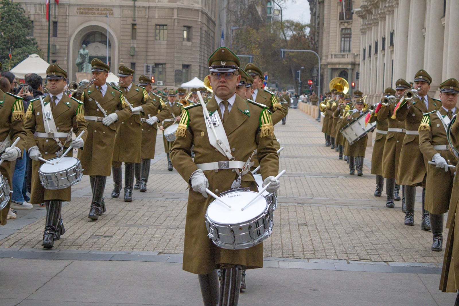Banda militar chilena desfilando en una ceremonia cerca del Palacio de La Moneda, Santiago.