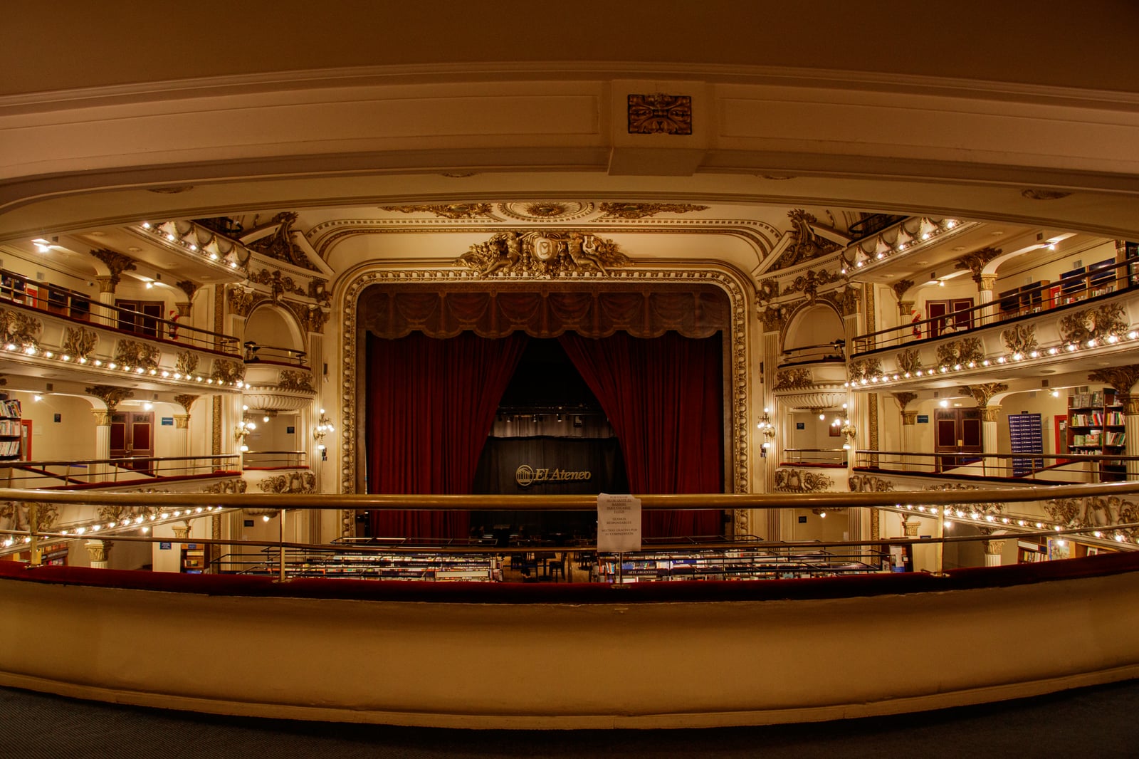 Descubre la impresionante arquitectura de la librería El Ateneo Grand Splendid en Buenos Aires.