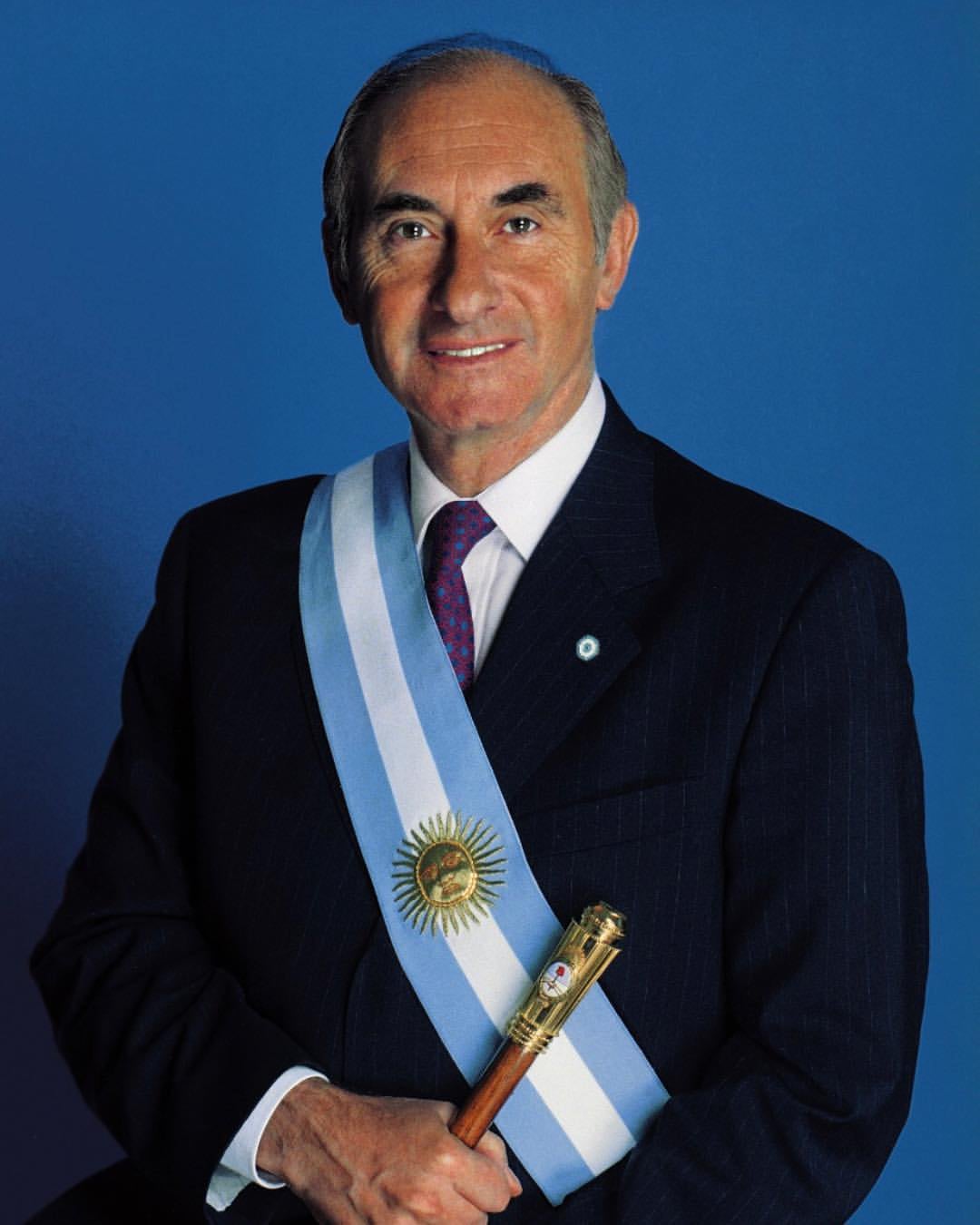 presidente Fernando de la Rúa. Con banda y bastón presidencial. Argentina