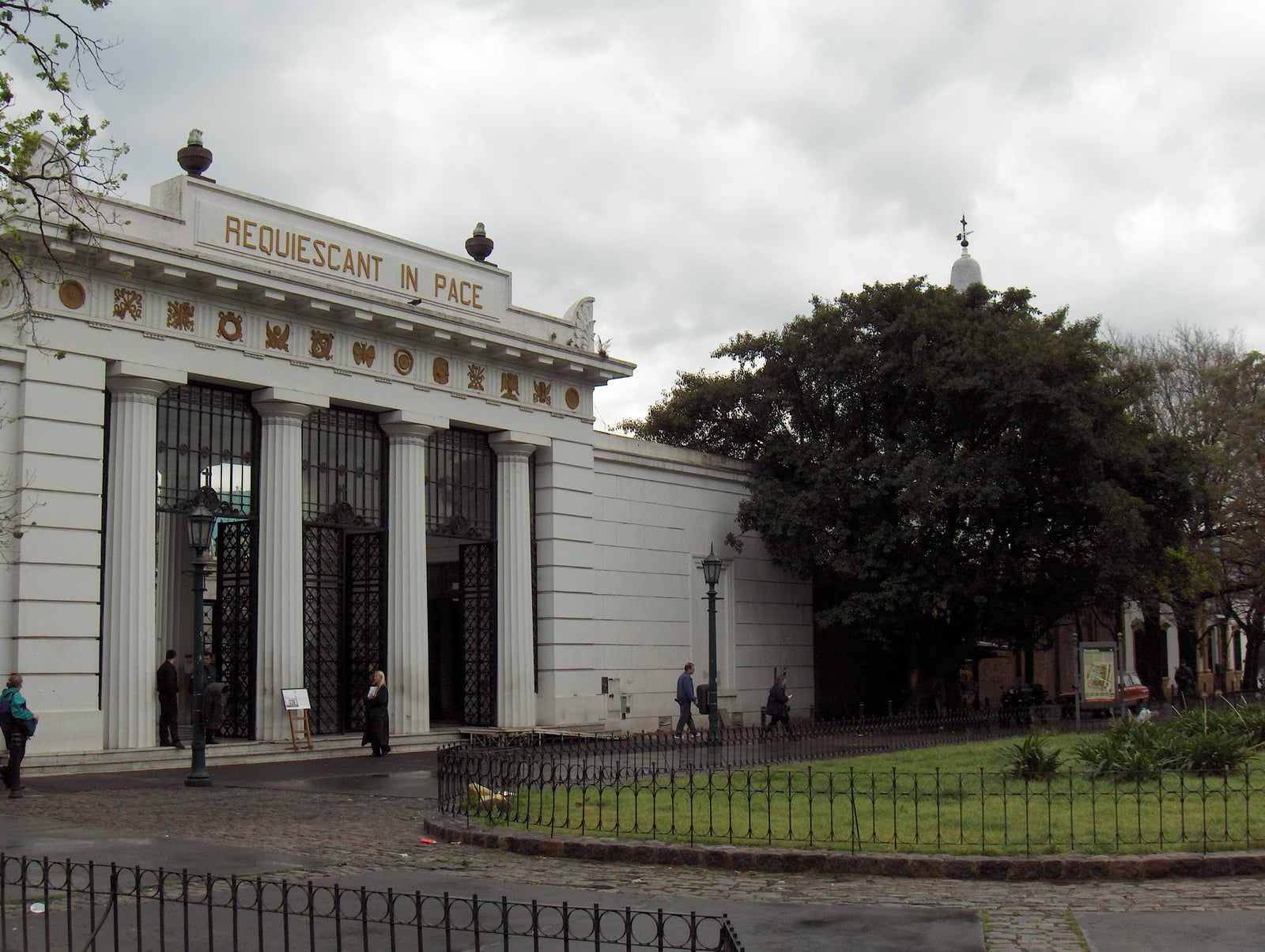 Frente del Cementerio de la Recoleta, en Buenos Aires