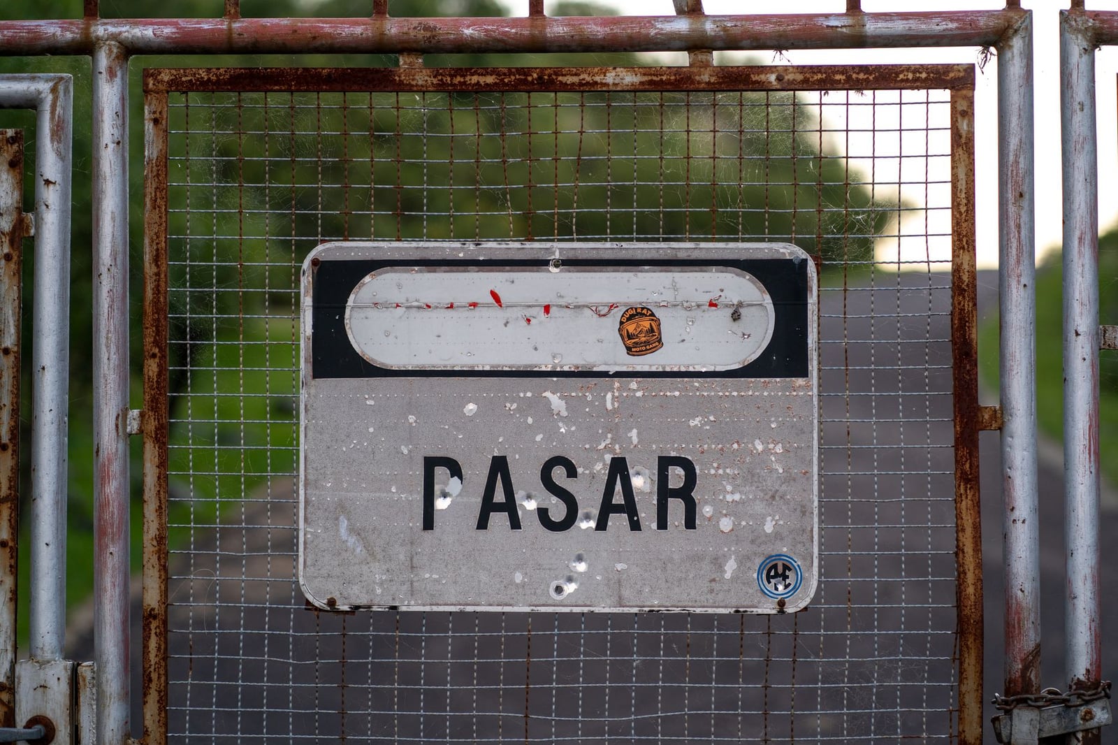 Cartel desgastado de prohibido entrar en una puerta oxidada en Córdoba, Argentina, transmitiendo restricción.