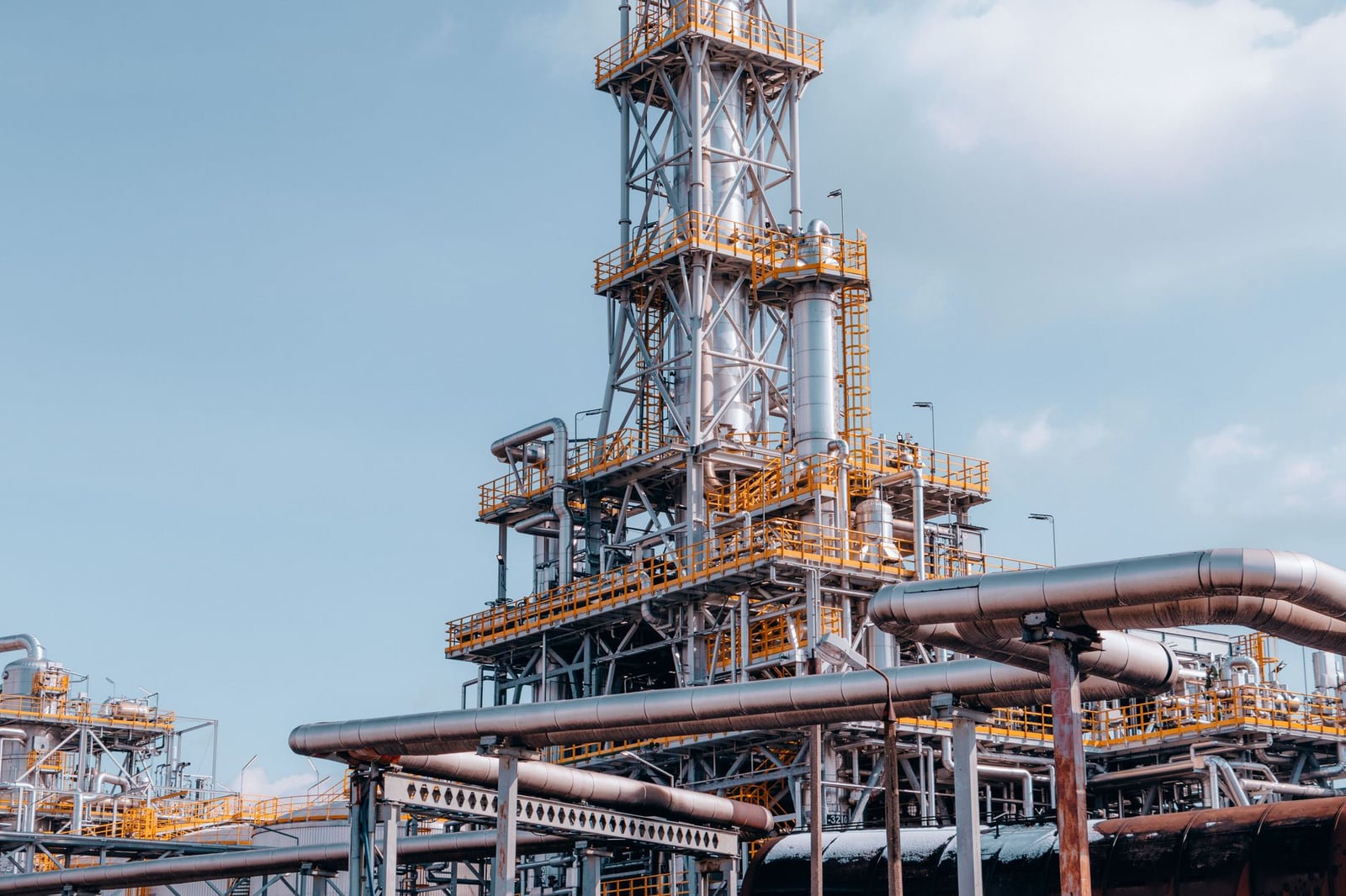 Vista de una gran planta de refinación de petróleo con tuberías intrincadas en Trzebinia, Polonia.