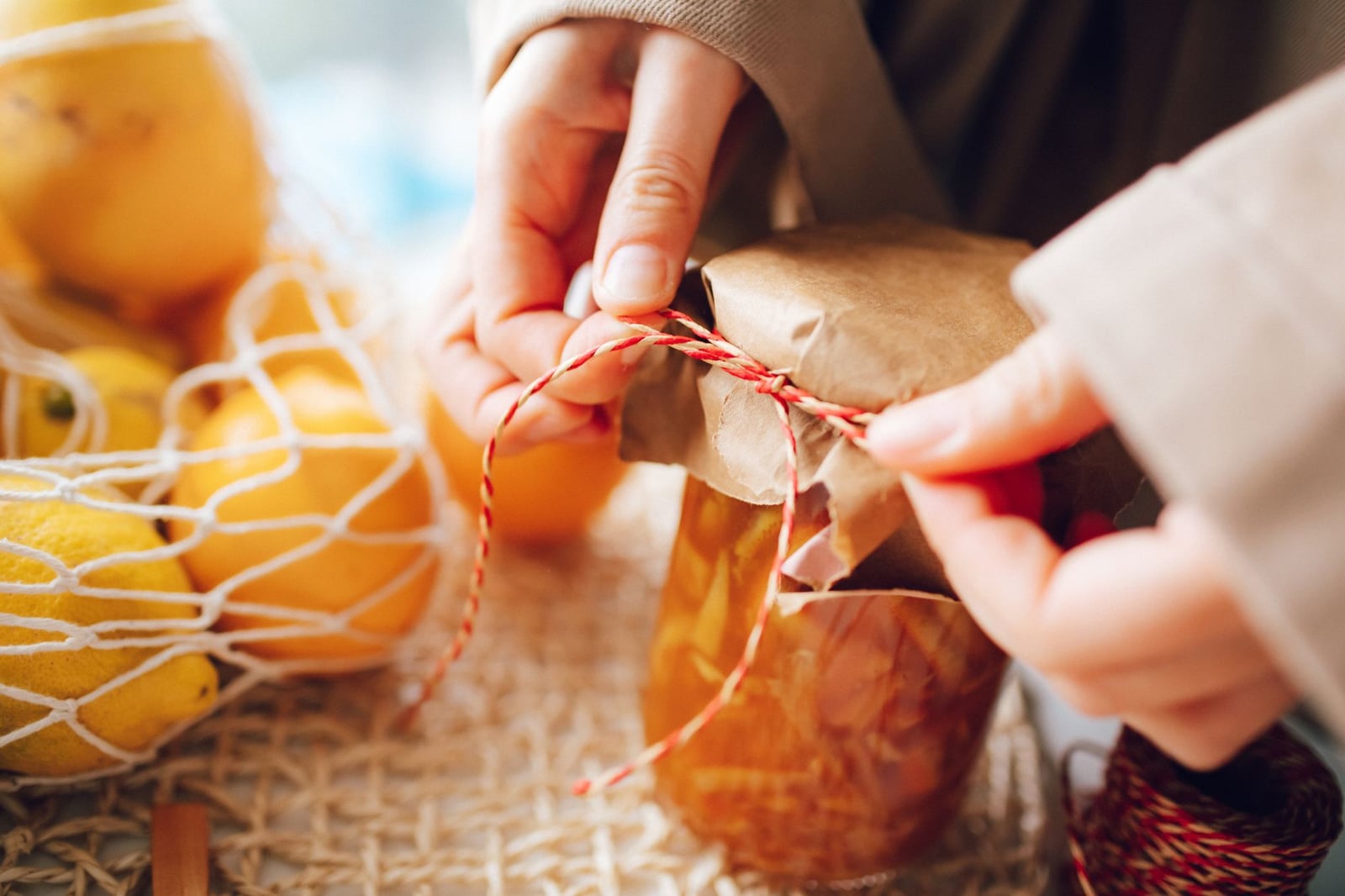 Imagen cautivadora de mermelada casera siendo preparada con naranjas frescas.