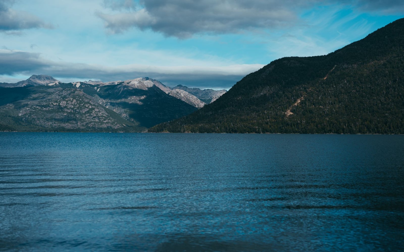 Impresionante vista del lago Nahuel Huapi y las montañas circundantes en Bariloche, Argentina.