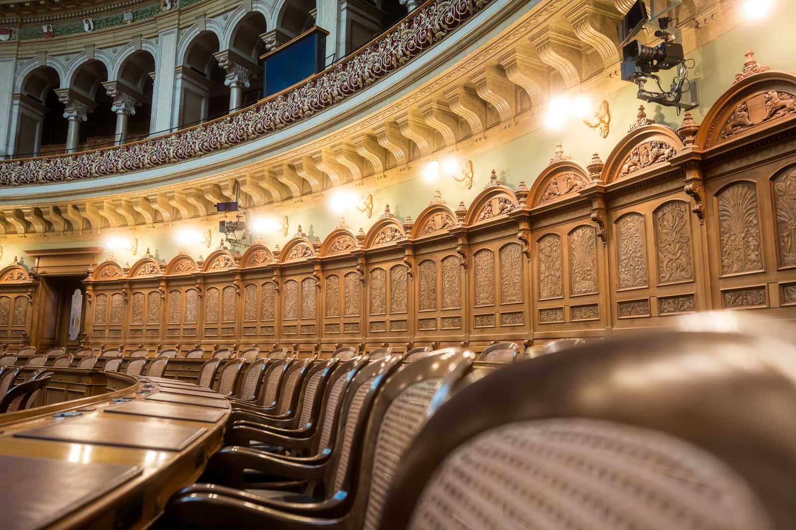 Vista interior de la elegante sala del consejo del Parlamento suizo en Berna, Suiza.