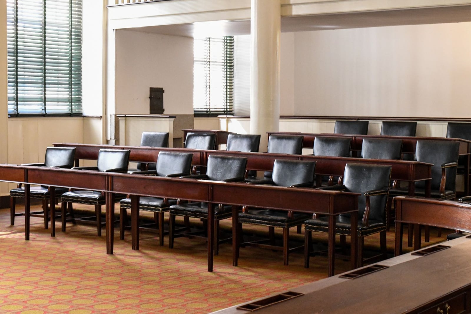 Salón vacío del Congreso con asientos de madera clásicos en este emblemático edificio histórico de Filadelfia.