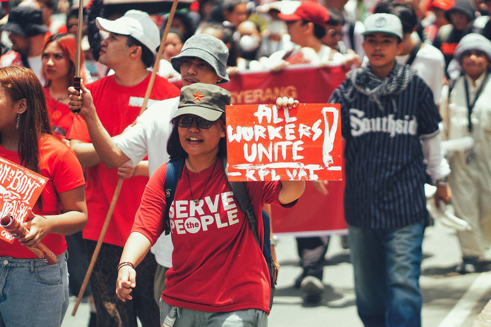 Multitud de manifestantes de diversas procedencias durante una protesta por los derechos de los trabajadores en la ciudad.