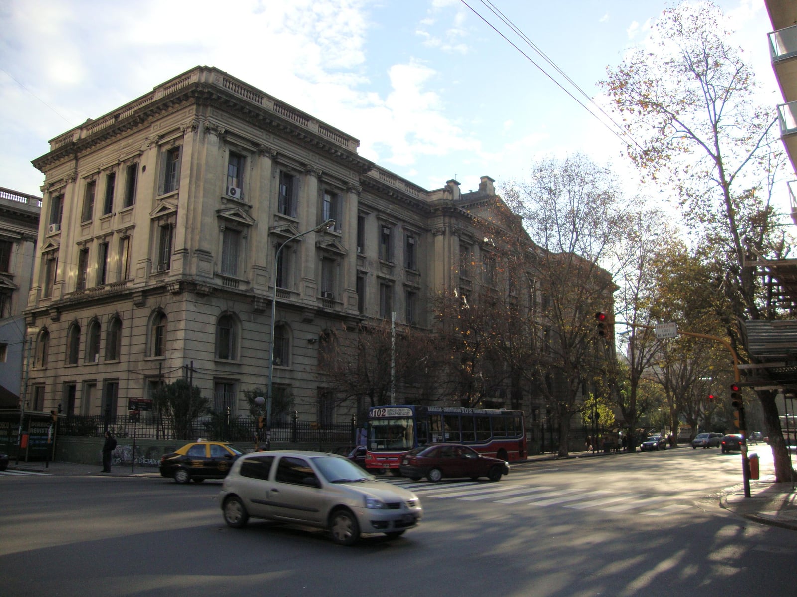 Fachada del edificio principal del Hospital Bernardino Rivadavia, en la ciudad de Buenos Aires.