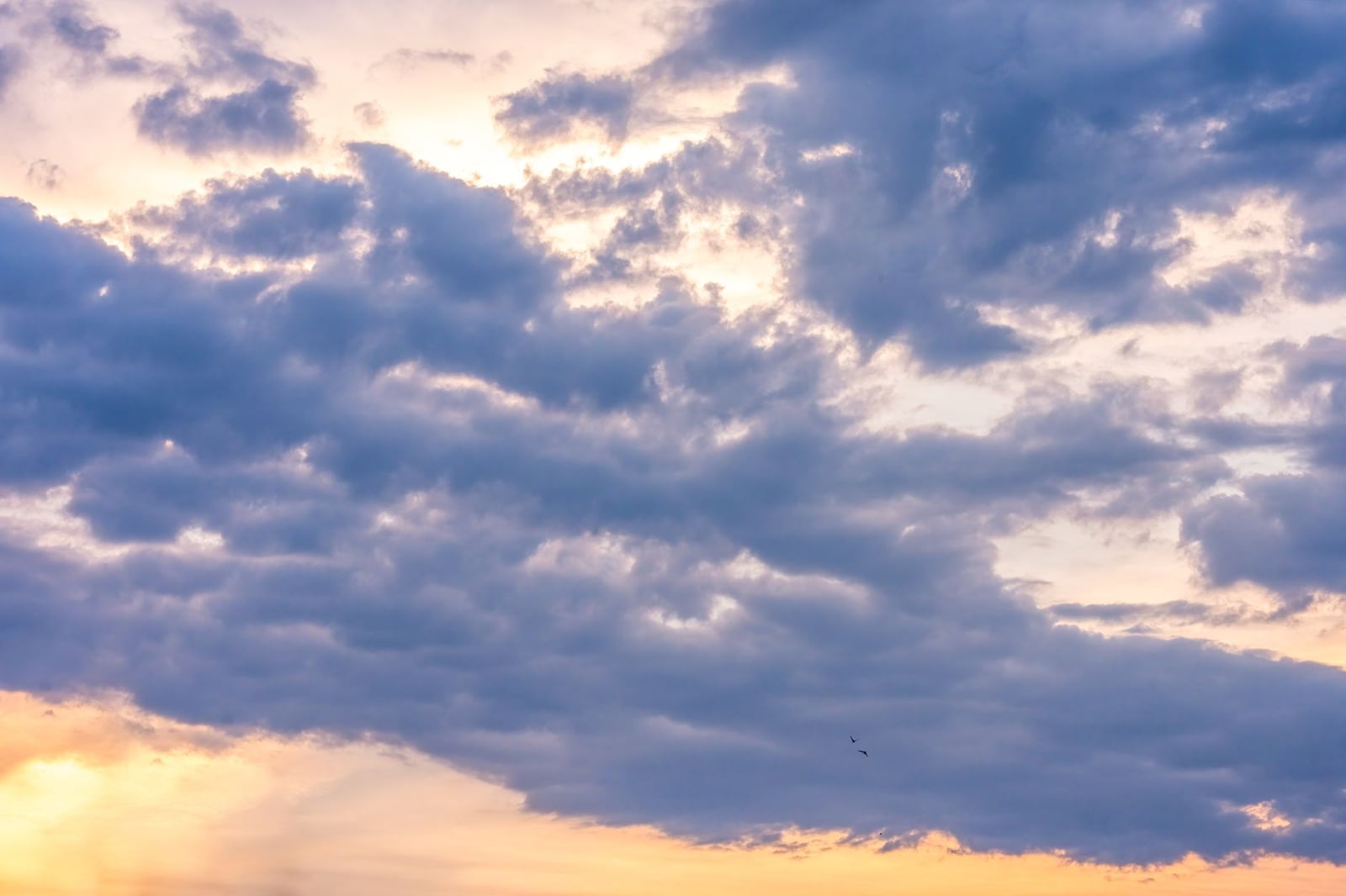 Un cielo vibrante con nubes espectaculares al atardecer en Valencia, España. Perfecto para temas de naturaleza y viajes.