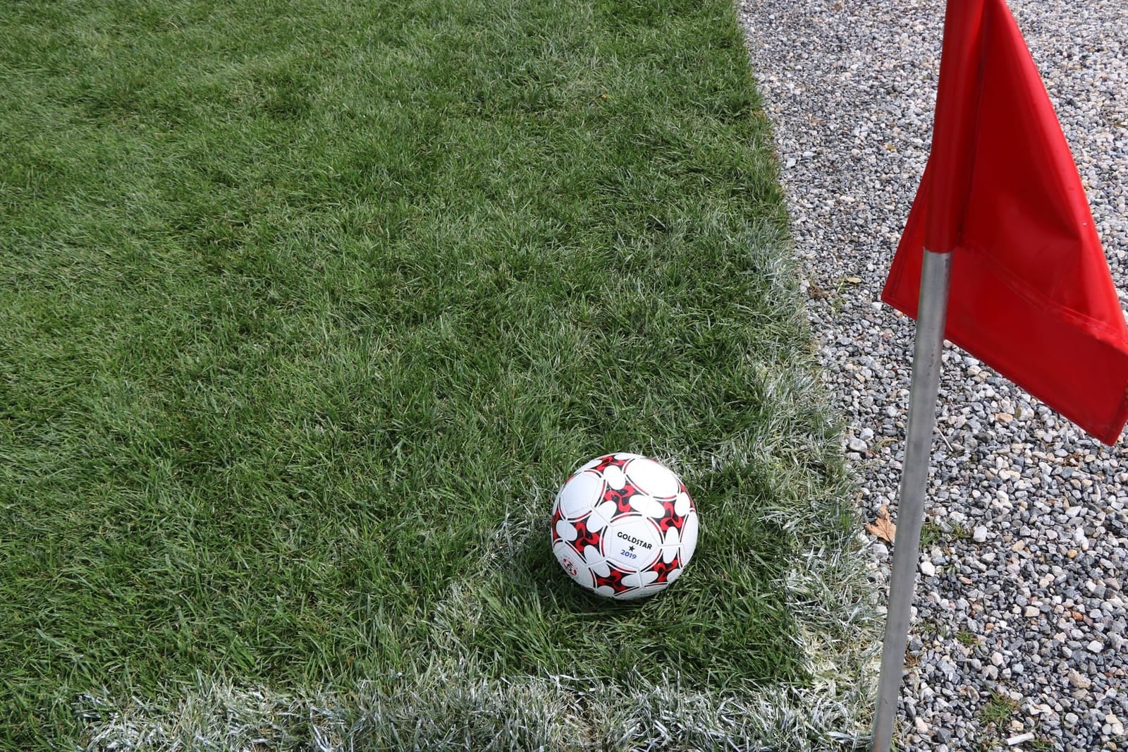 Pelota de fútbol en el césped