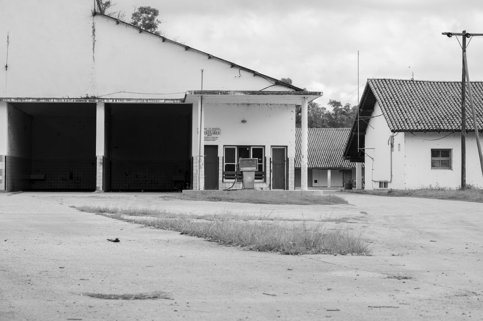 Una fotografía monocromática de una antigua gasolinera abandonada en Embalse, Córdoba, Argentina.