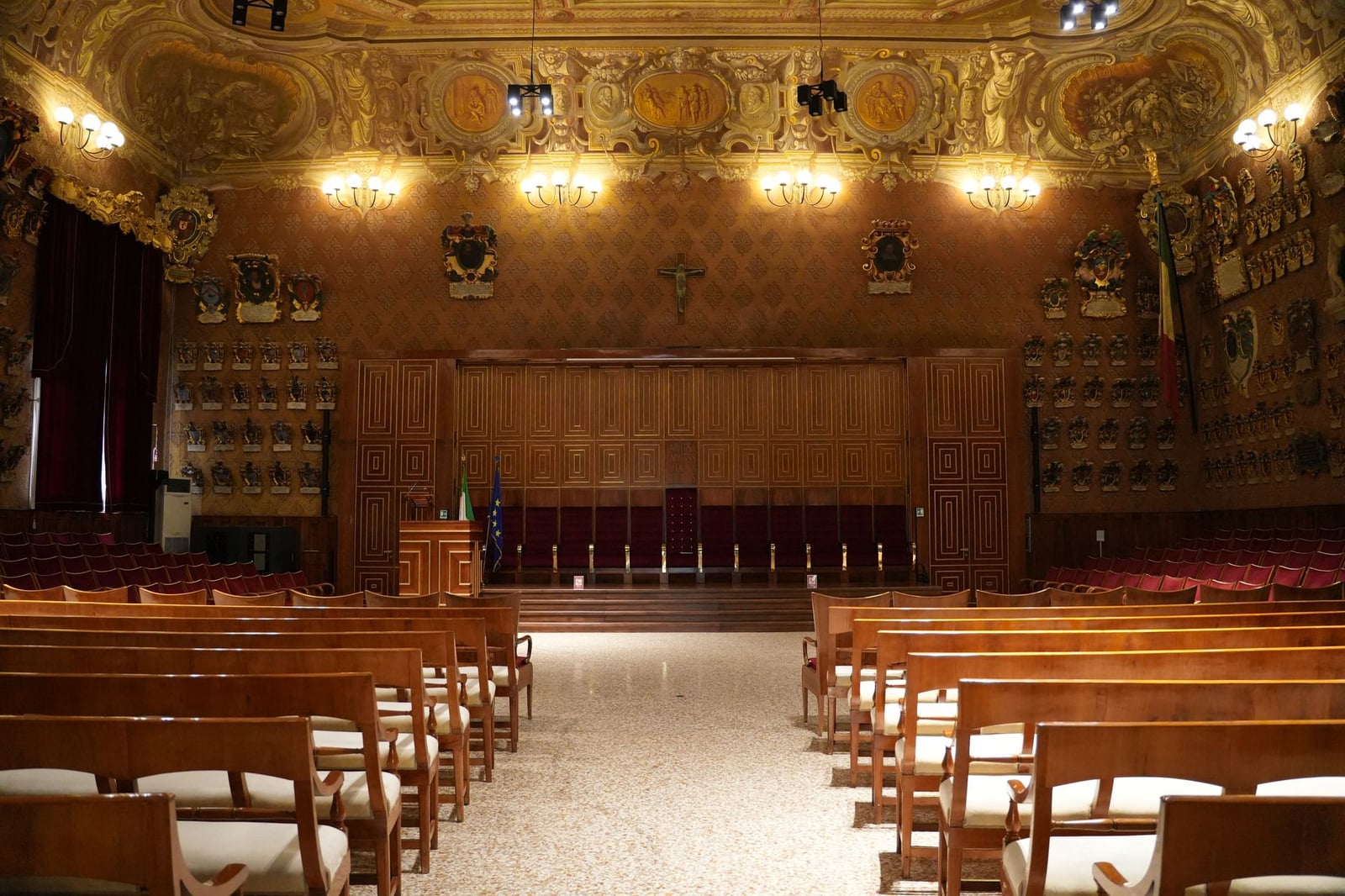 Elegante interior de un histórico salón universitario en Padua, Italia, que exhibe grandeza y encanto arquitectónico.