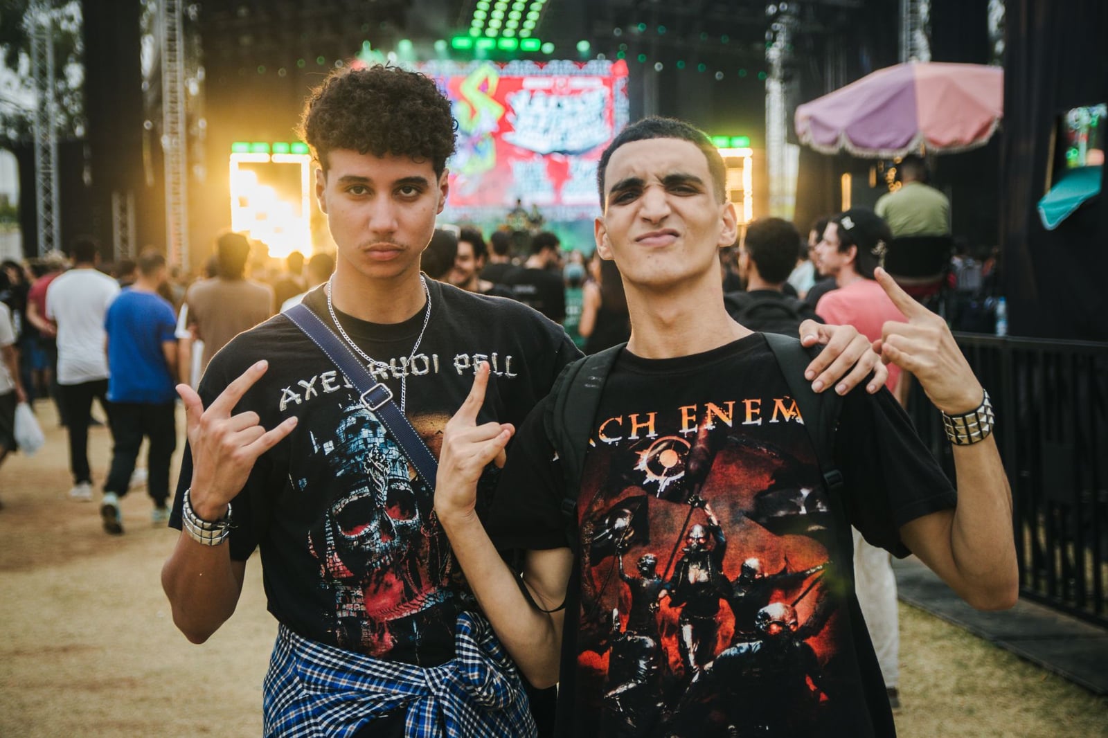 Dos jóvenes disfrutando de un animado festival de música en Casablanca, Marruecos.