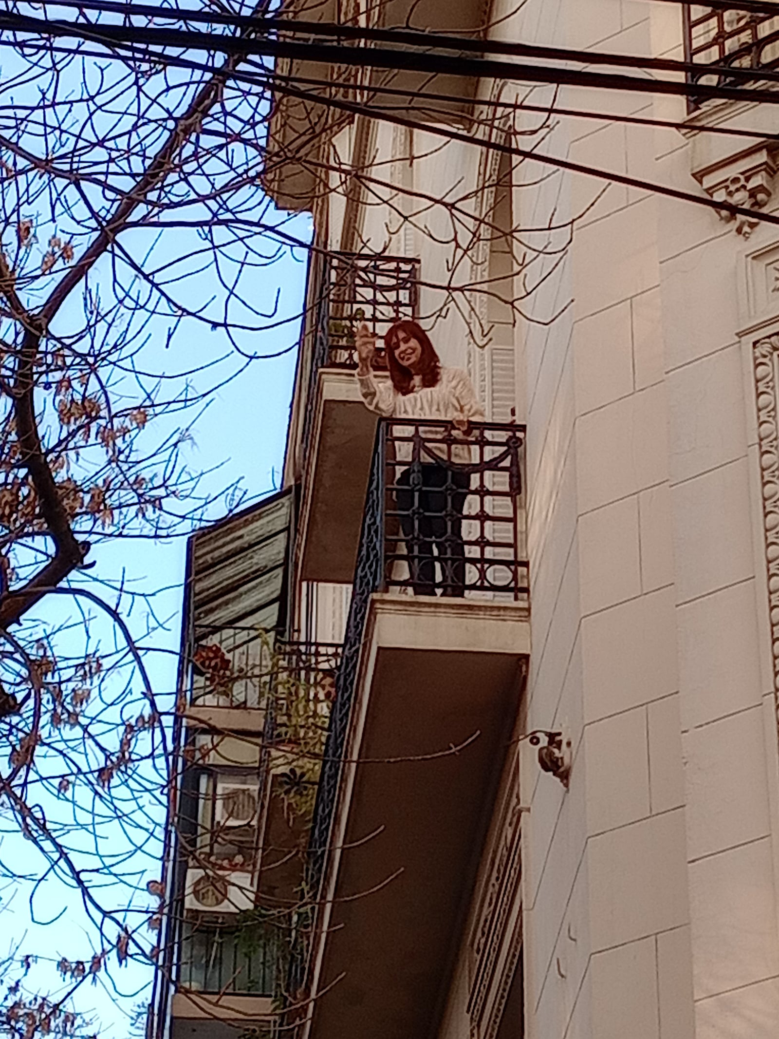 Concentración en casa de Cristina Fernández de Kirchner en el barrio porteño de Constitución, el 11 de junio de 2025, luego de conocido el fallo de la Corte Suprema. Cristina Fernández de Kirchner sal