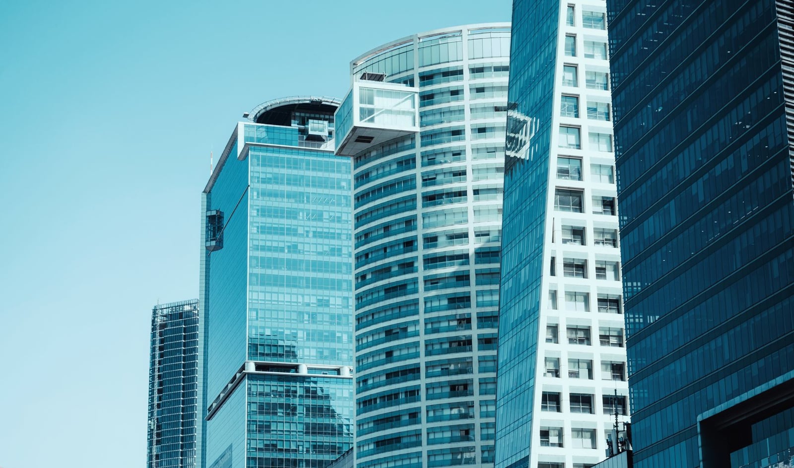 Una vista impresionante de los rascacielos modernos en el centro financiero de la Ciudad de México, mostrando la arquitectura urbana.