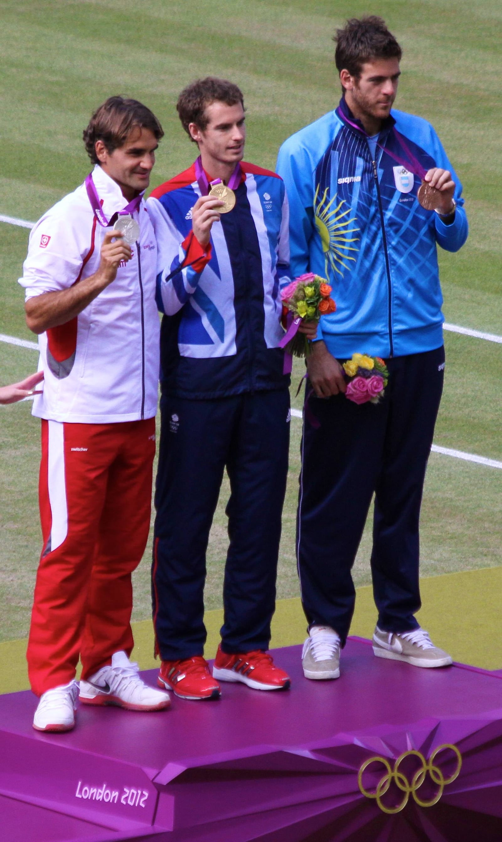 Murray, having fun, wins Olympic tennis at Wimbledon.